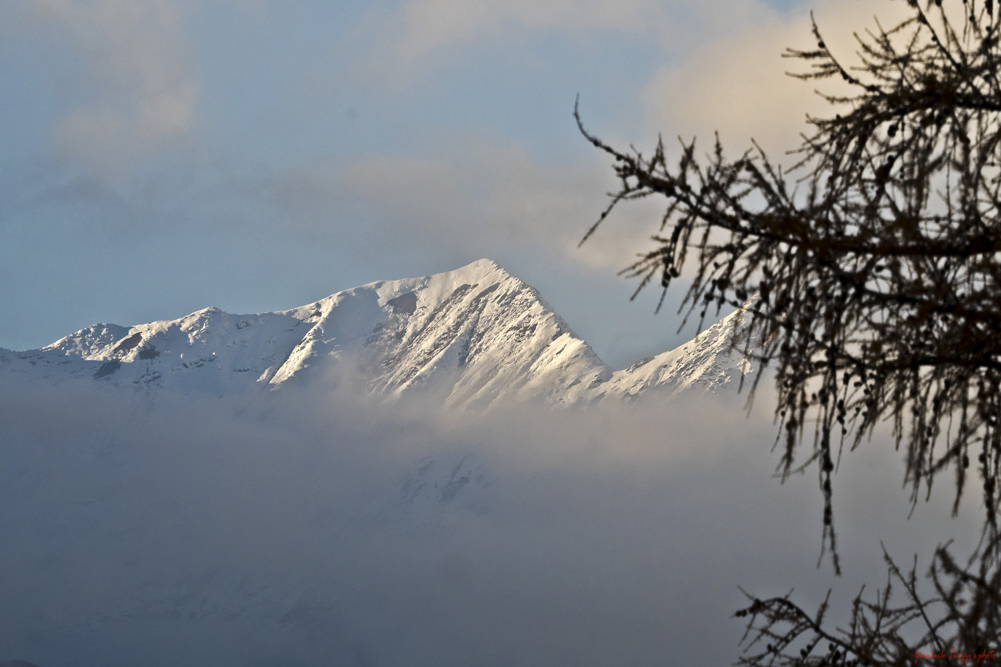 Olympus OM-D E-M1 sample photo. The peaks, over the mist photography