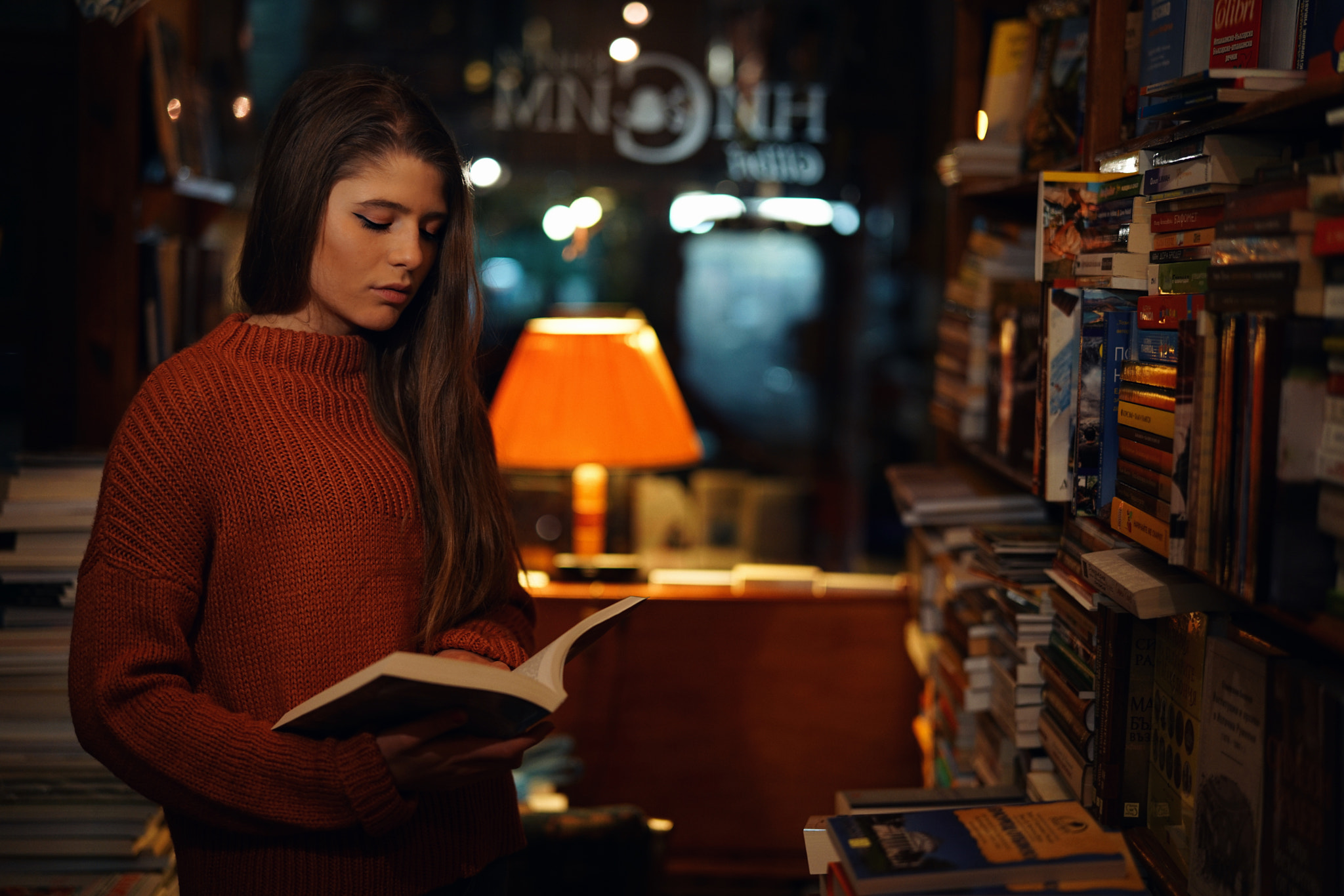 Sony a7R II + Sony Planar T* FE 50mm F1.4 ZA sample photo. Victoria reads. photography