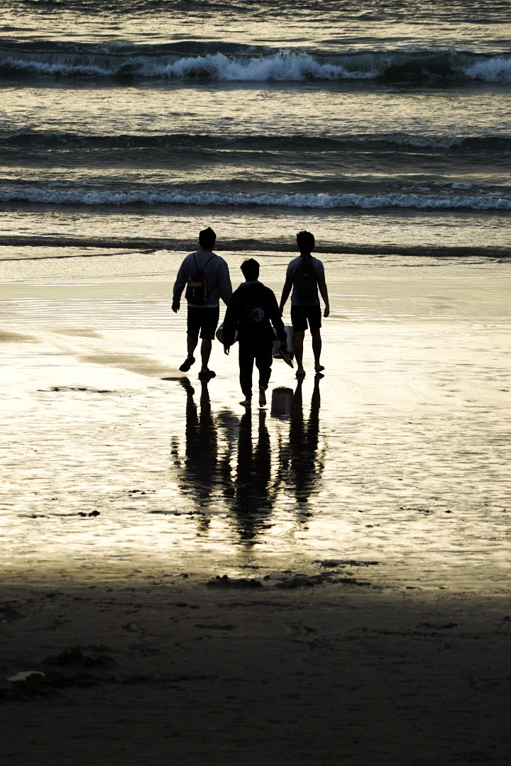 Sony a7S + Sony FE 70-200mm F4 G OSS sample photo. Fishermen face the sunset on venice beach. photography