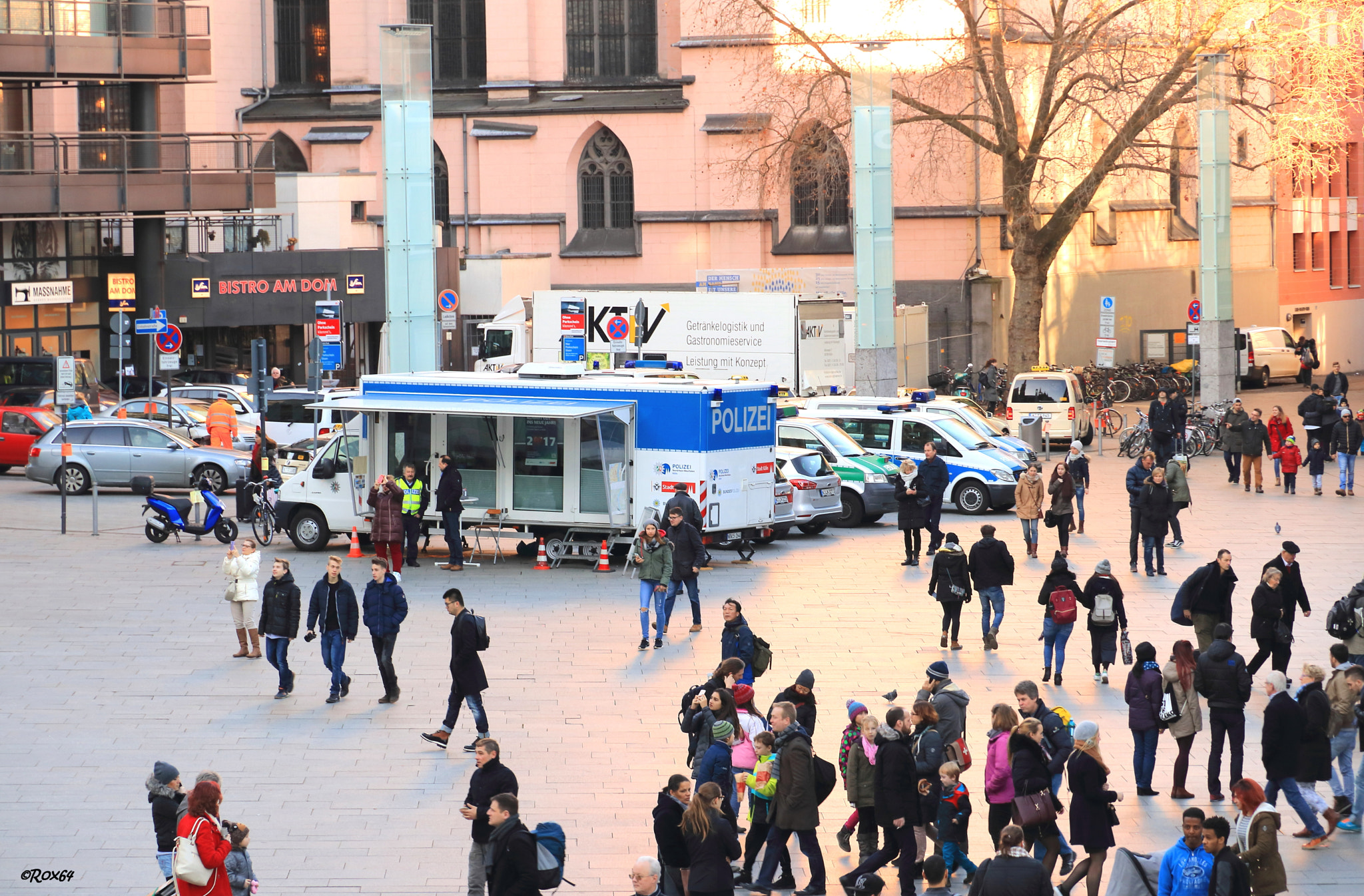 Canon EOS 80D + Canon EF-S 15-85mm F3.5-5.6 IS USM sample photo. Police cologne is waiting for new year, central st. photography