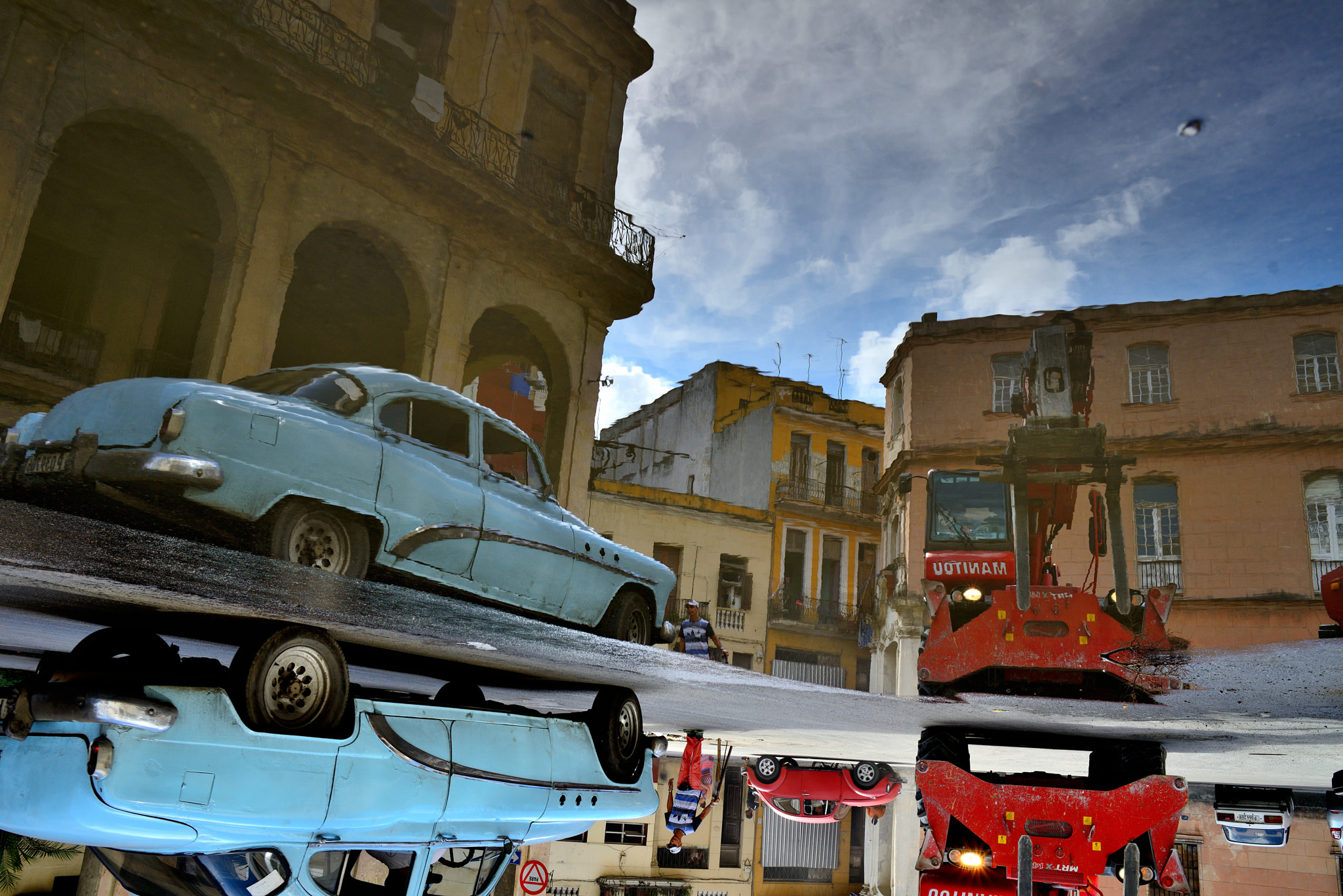 Nikon AF-S Nikkor 28mm F1.8G sample photo. 水たまりの中のcuba photography