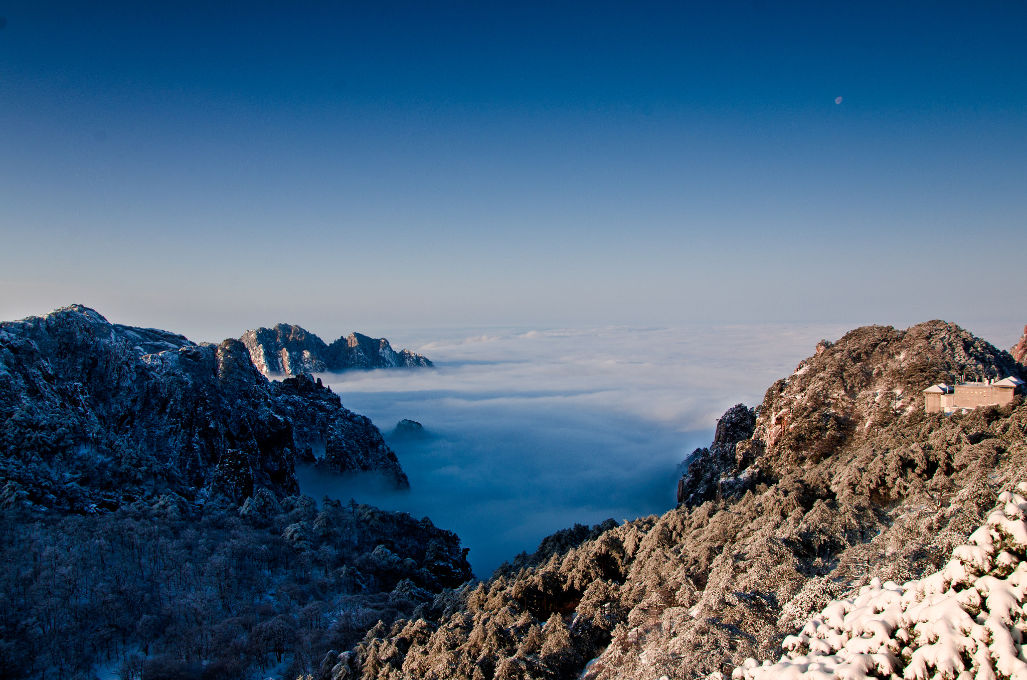 Nikon D7000 + Sigma 17-70mm F2.8-4 DC Macro OS HSM sample photo. The huangshan in snow photography