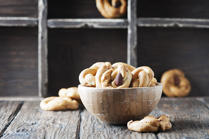 Nikon AF-S Micro-Nikkor 105mm F2.8G IF-ED VR sample photo. Traditional italian tarallo with almonds on the wooden table photography