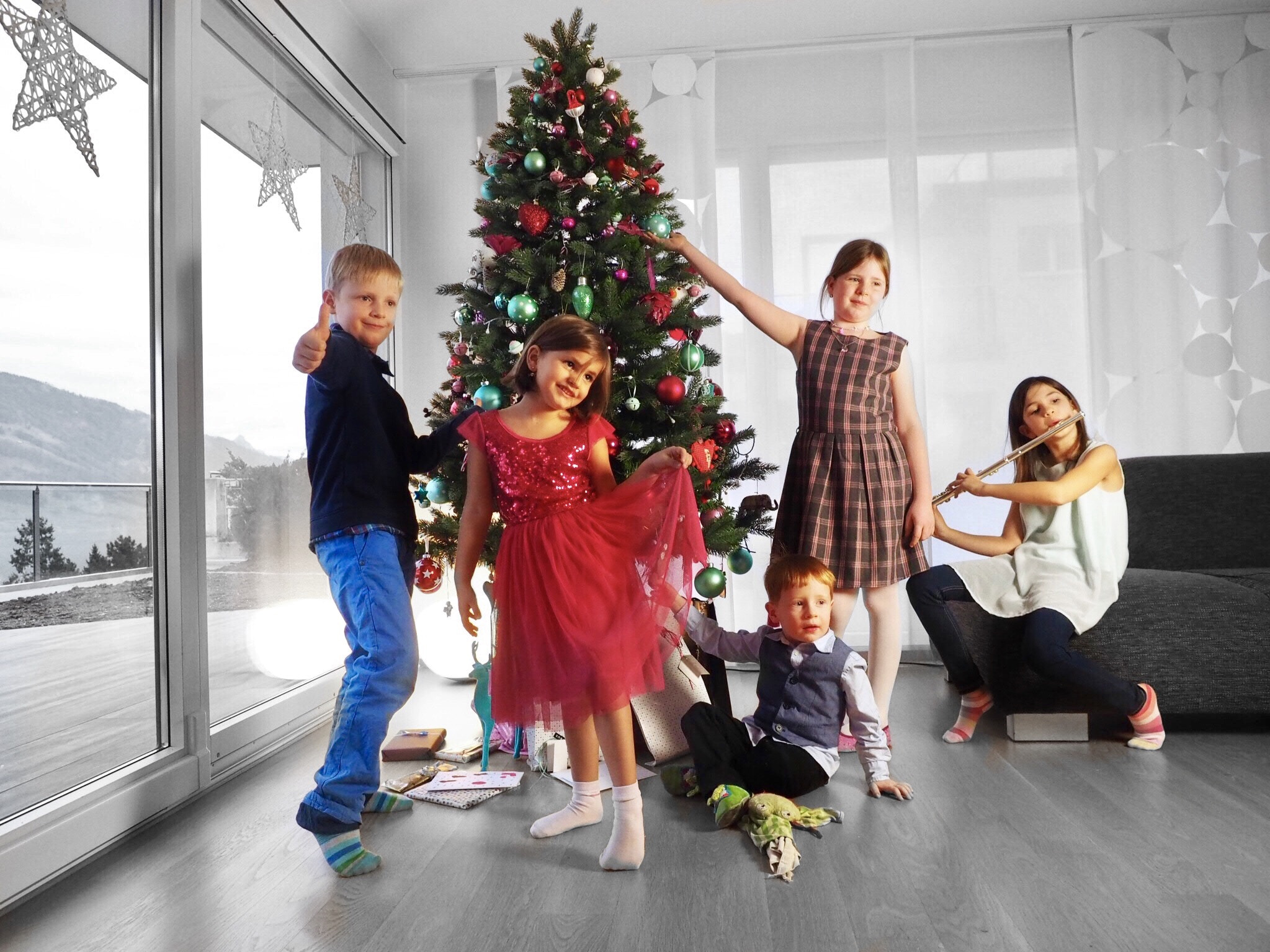 Olympus M.Zuiko Digital ED 12-40mm F2.8 Pro sample photo. Sparkling holidays around the christmas tree photography