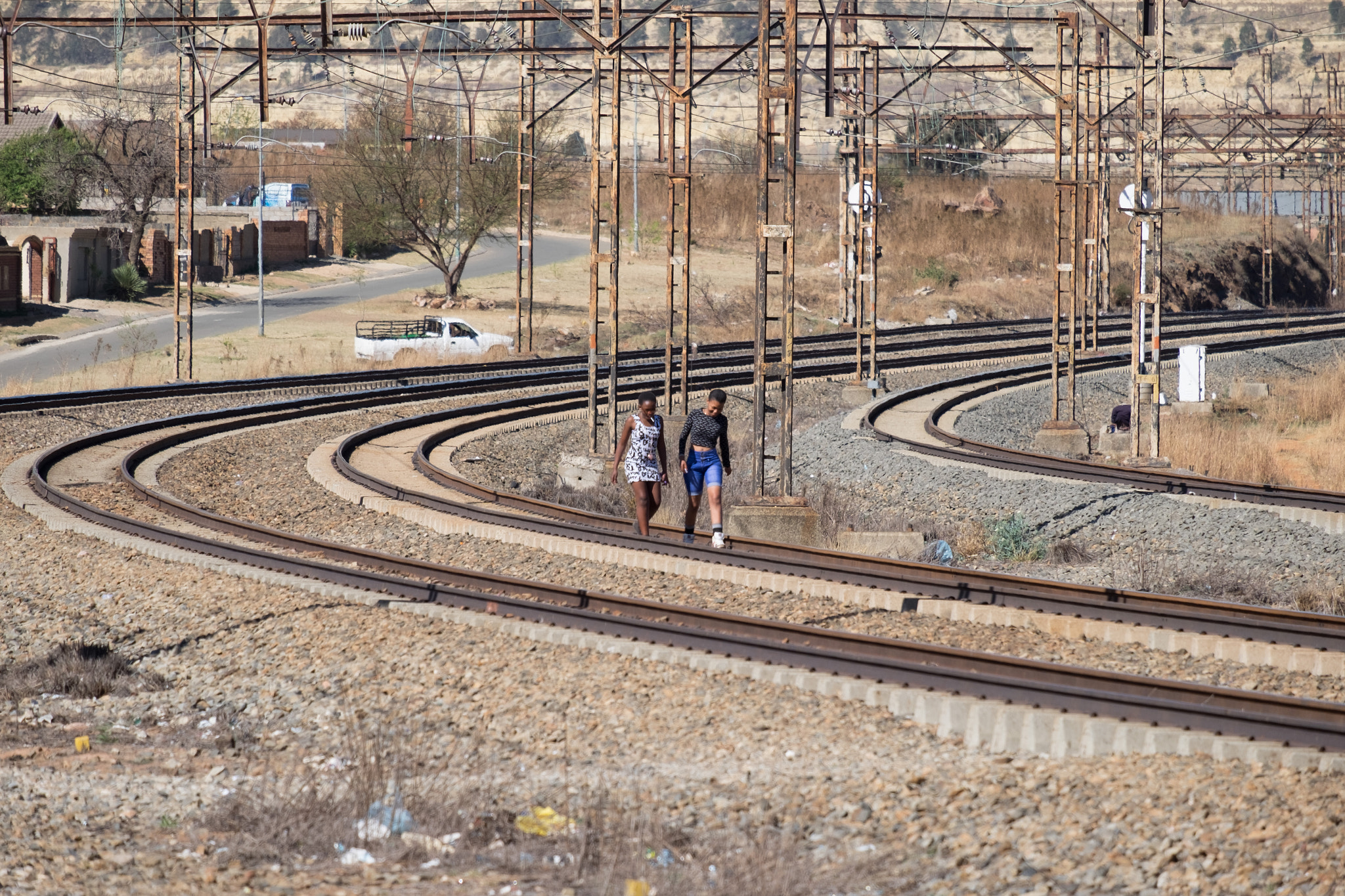 Fujifilm X-E2 + Fujifilm XF 55-200mm F3.5-4.8 R LM OIS sample photo. They walk the line photography