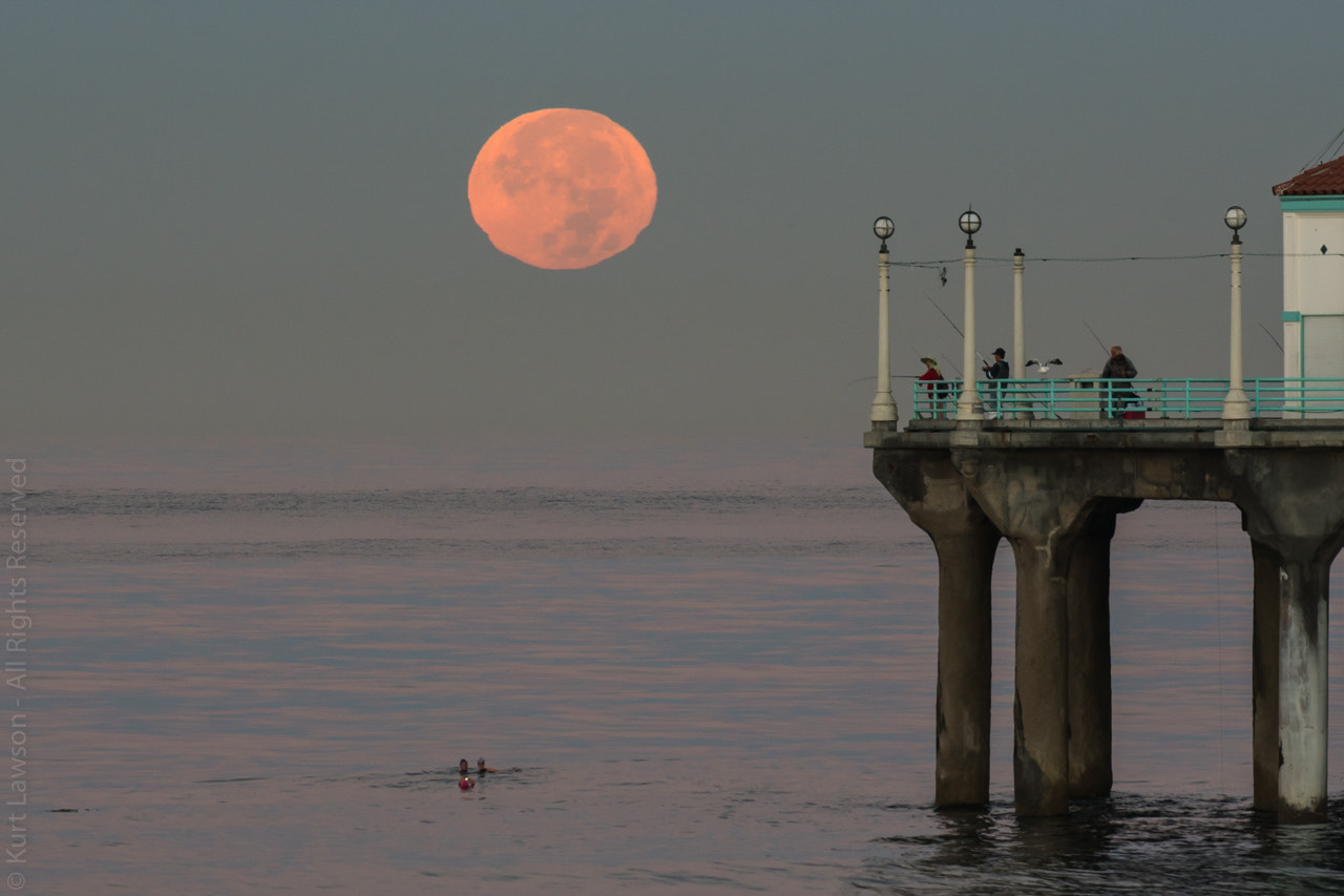 Sony a6300 + Canon EF 100-400mm F4.5-5.6L IS II USM sample photo. Supermoon and the pier photography