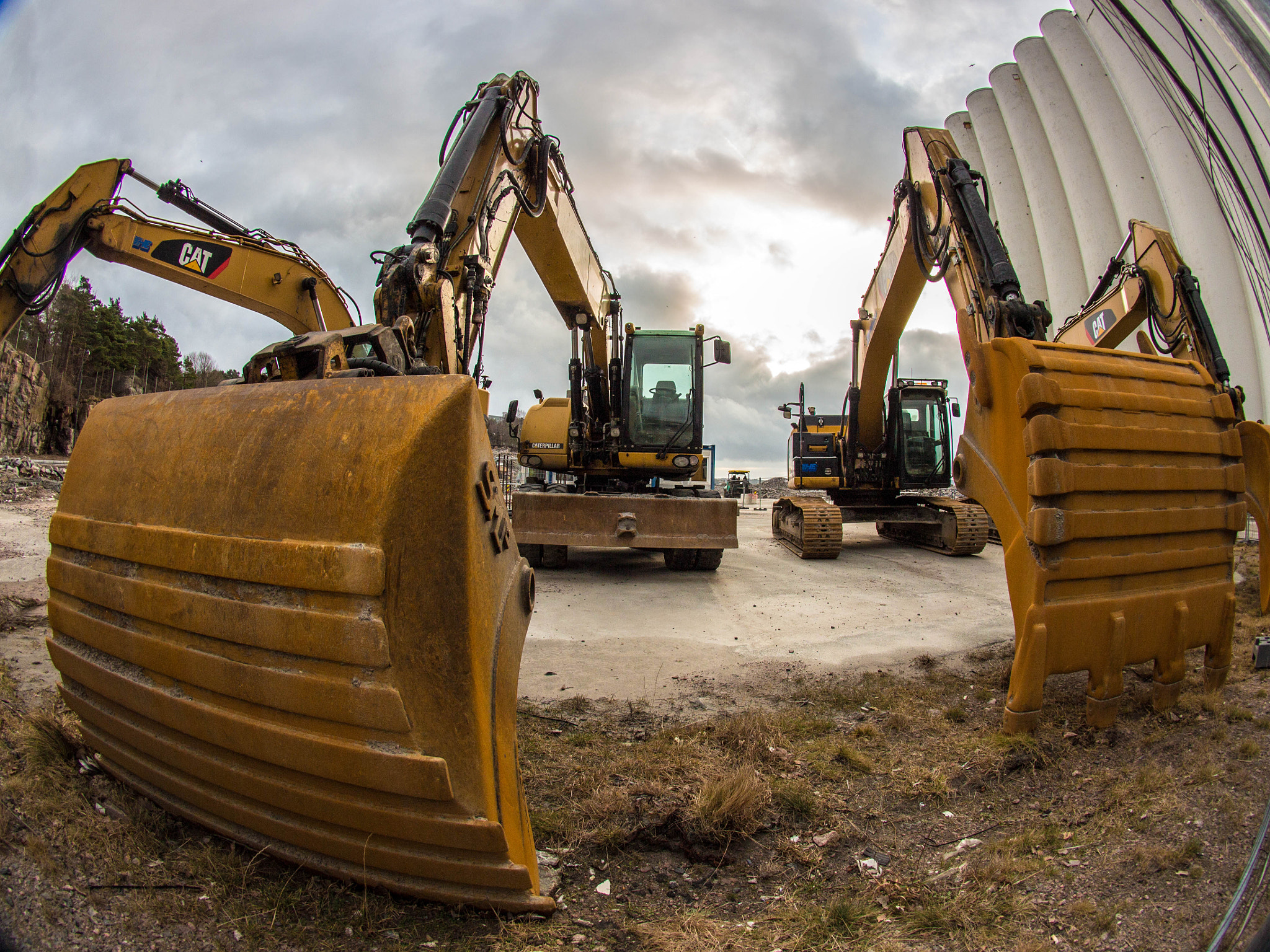 Canon EOS 700D (EOS Rebel T5i / EOS Kiss X7i) + Sigma 8mm F3.5 EX DG Circular Fisheye sample photo. Excavator photography