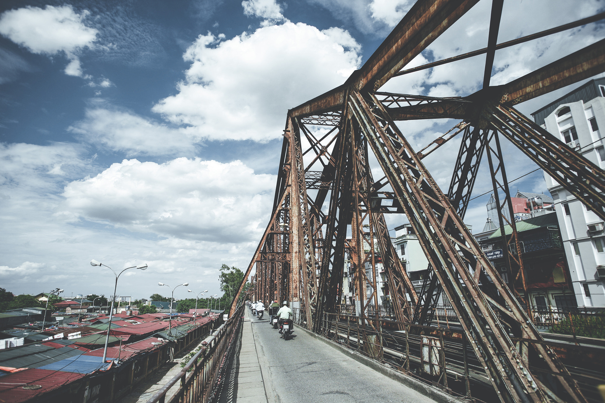 Canon EOS 5D + Canon EF 20mm F2.8 USM sample photo. Long biên brige photography