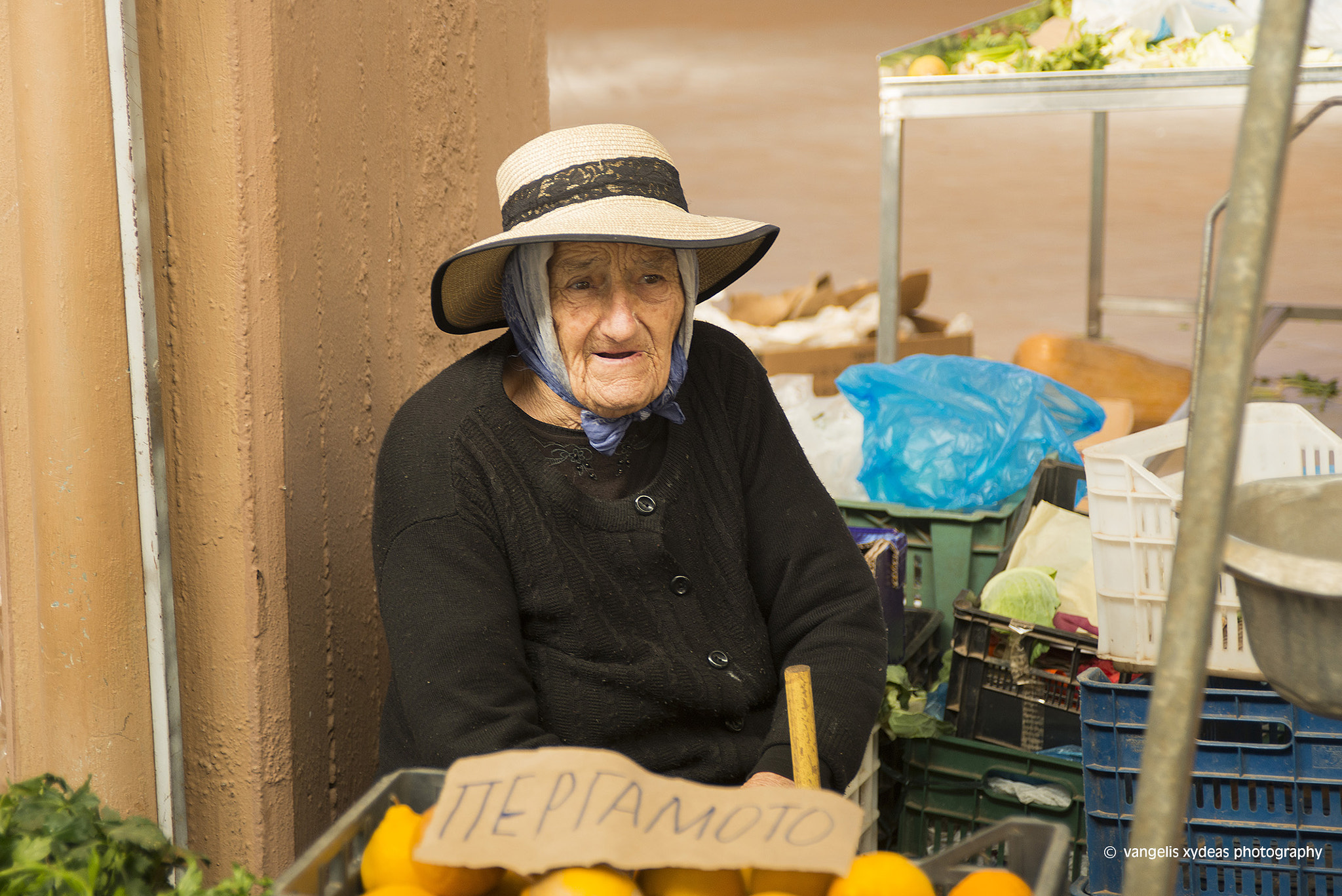 AF Zoom-Nikkor 28-105mm f/3.5-4.5D IF sample photo. At the food market photography