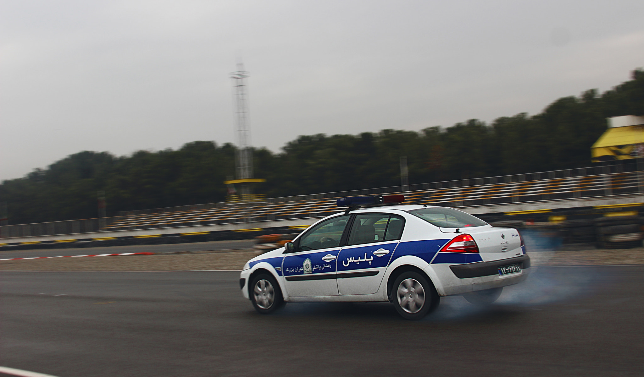 Canon EOS 600D (Rebel EOS T3i / EOS Kiss X5) + Canon EF 28-135mm F3.5-5.6 IS USM sample photo. Police car drift photography