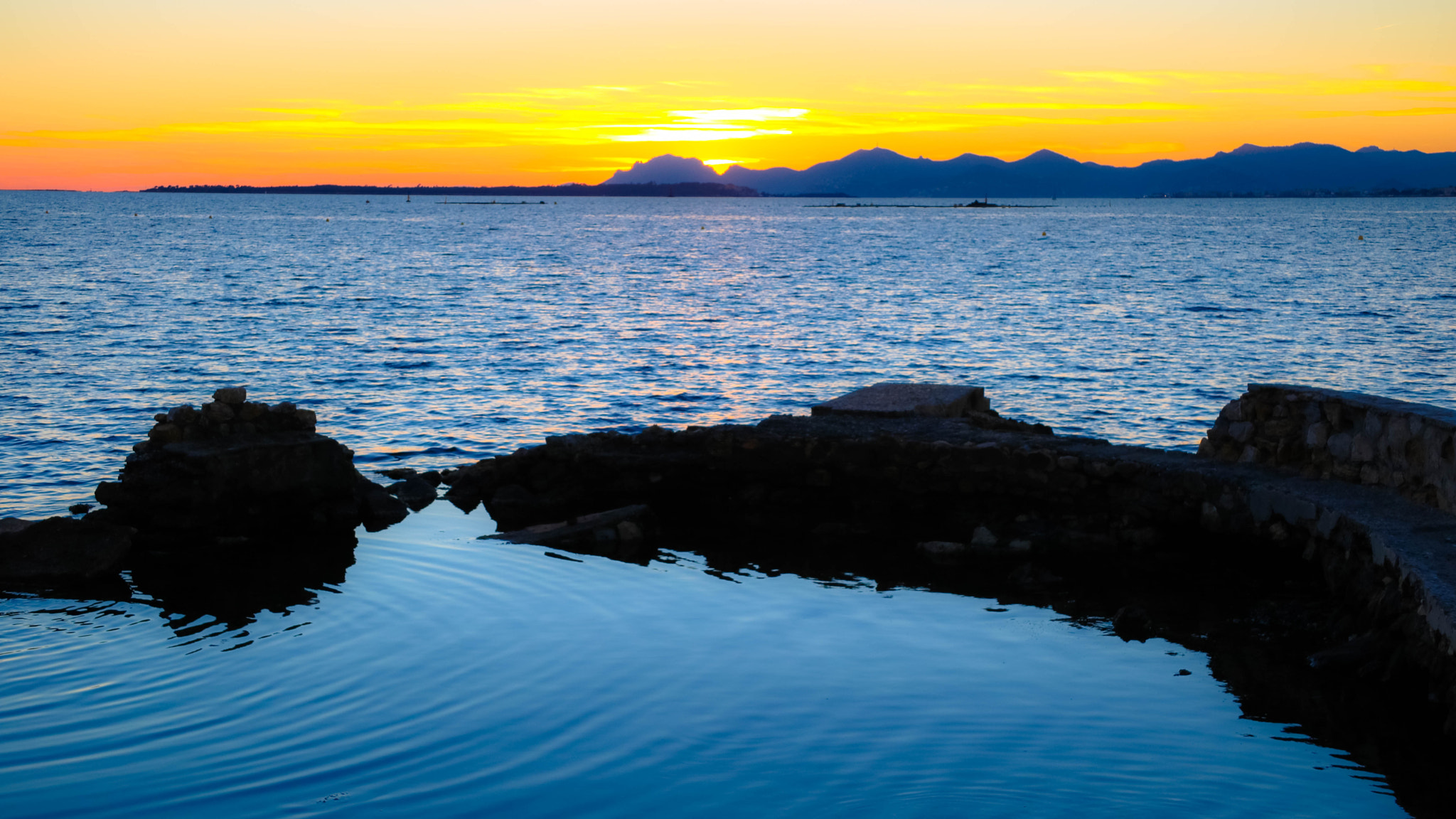Canon EF-S 17-85mm F4-5.6 IS USM sample photo. Gold sky and black sea photography