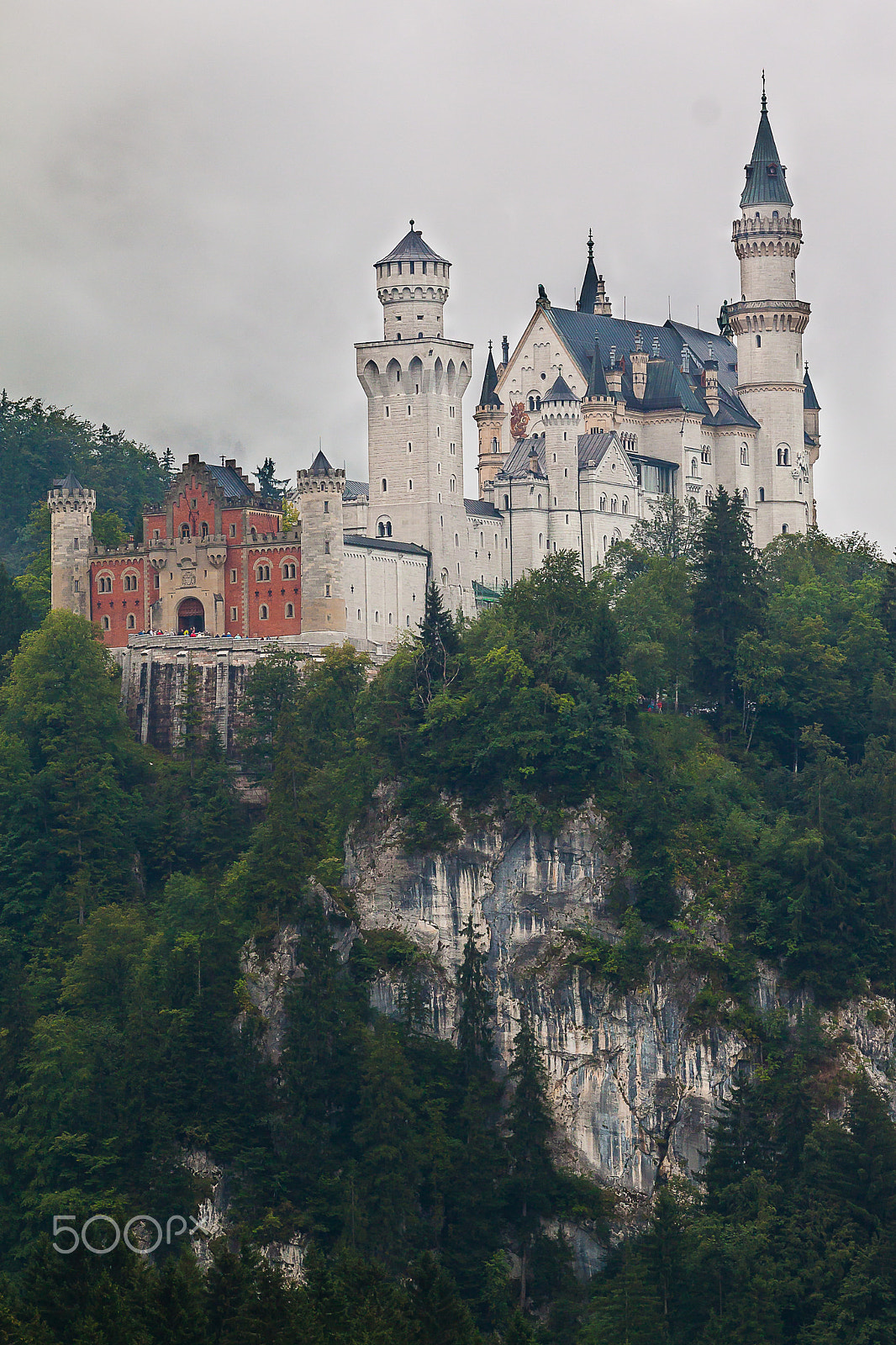 Canon EOS 500D (EOS Rebel T1i / EOS Kiss X3) sample photo. Neuschwanstein castle in the mist photography