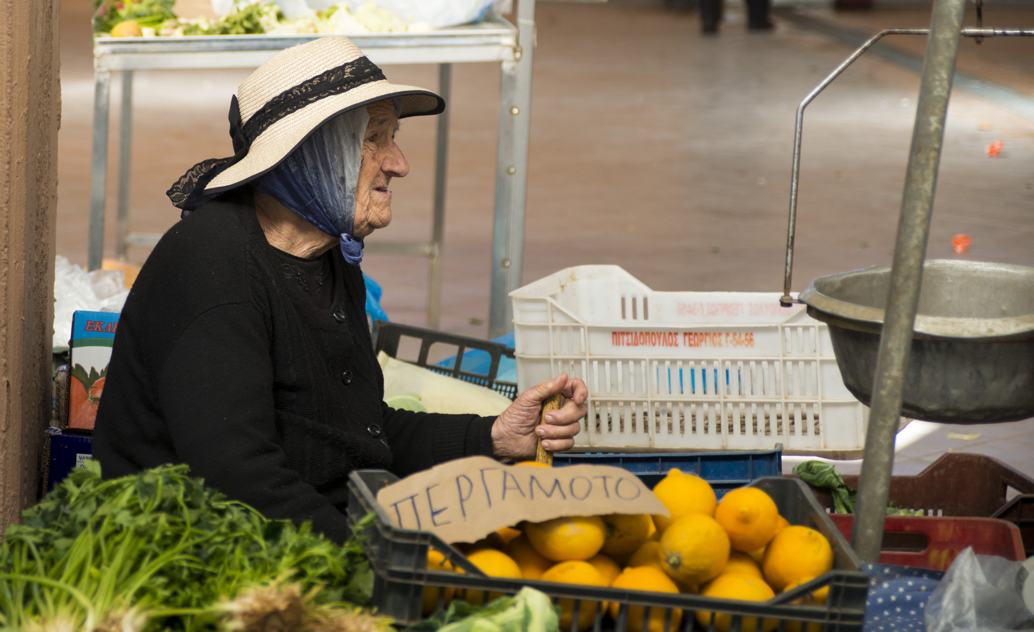 AF Zoom-Nikkor 28-105mm f/3.5-4.5D IF sample photo. At the food market photography