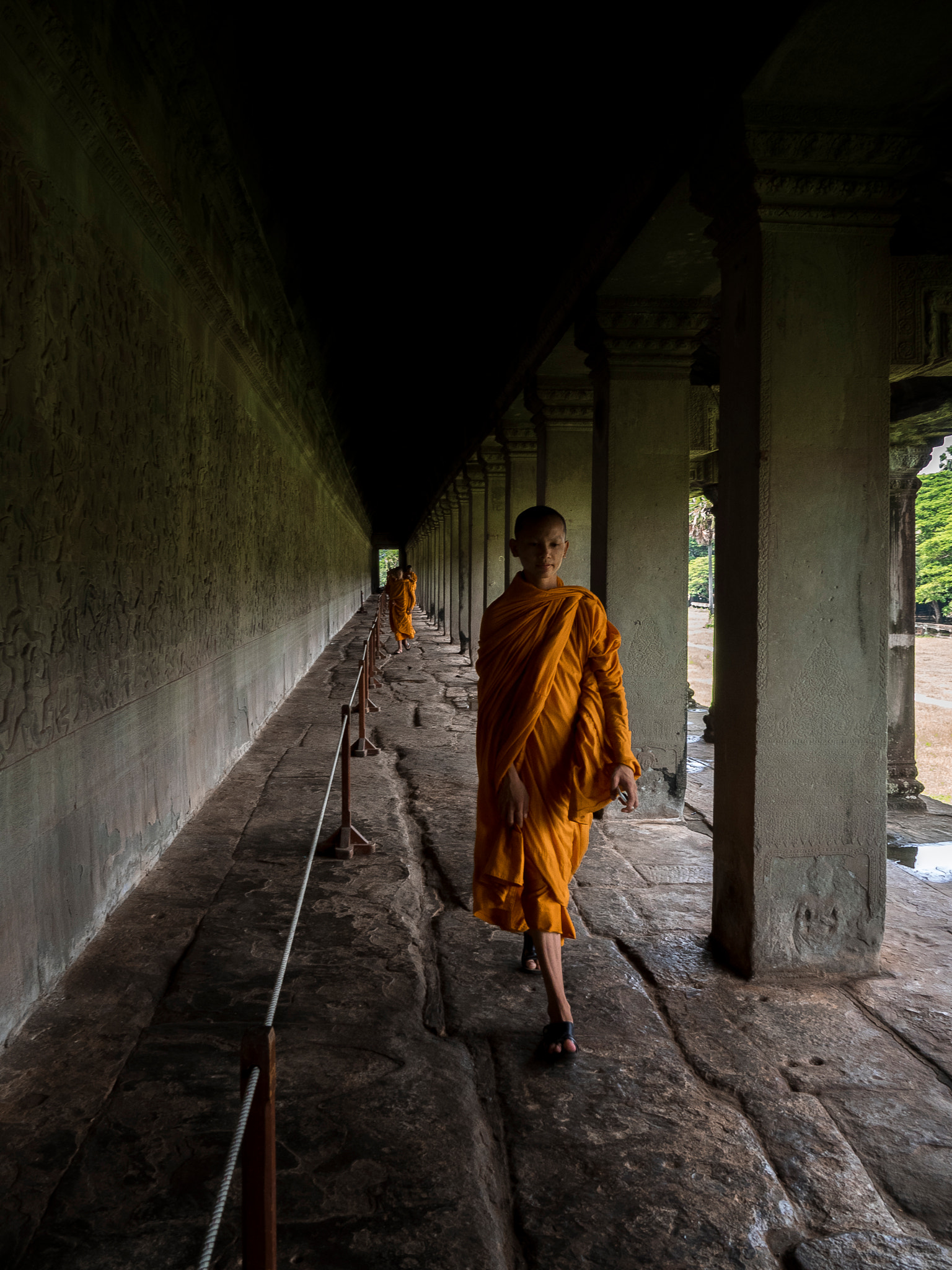 Olympus OM-D E-M1 sample photo. 'young monk in angkor wat' photography