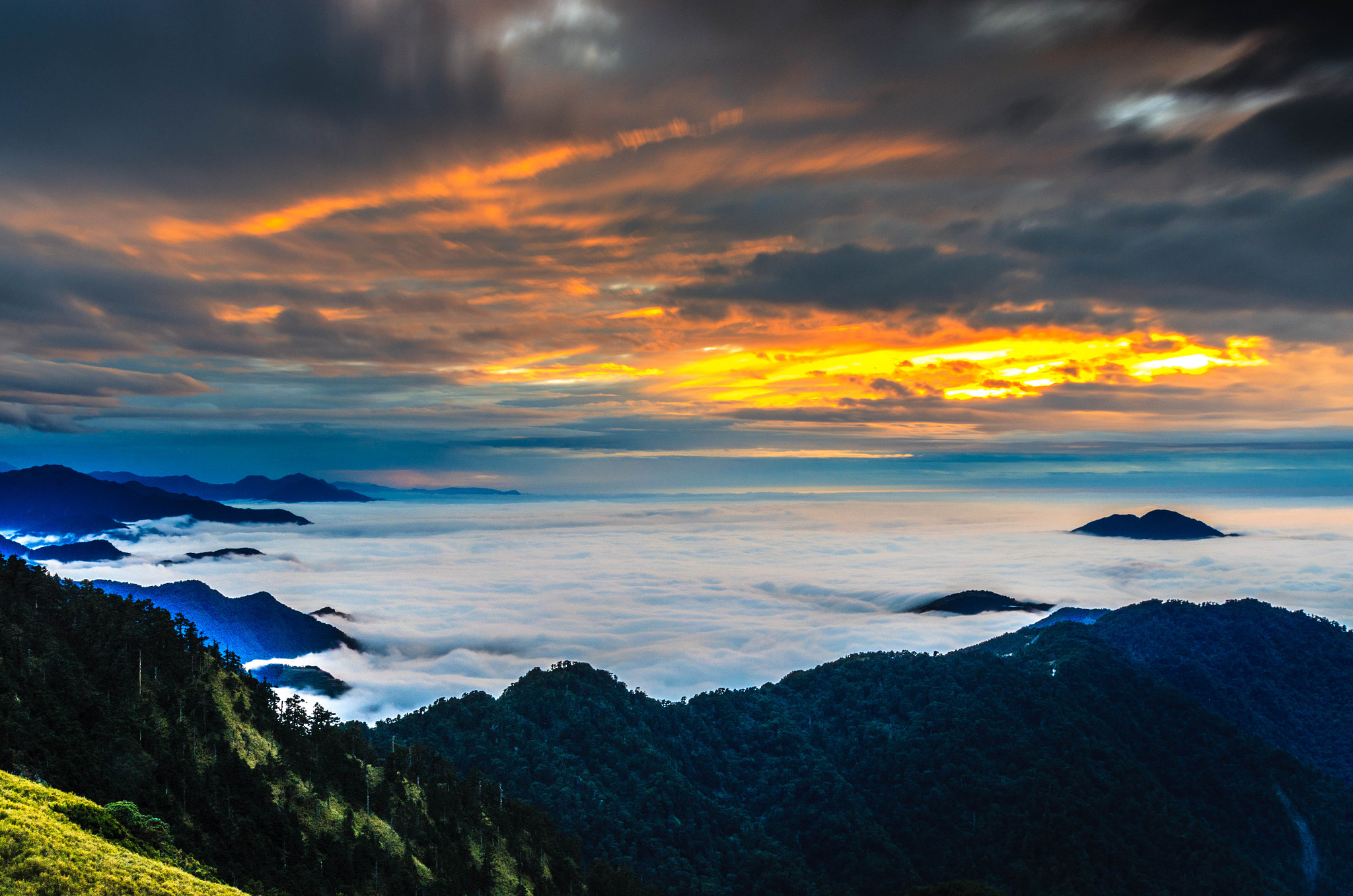 Nikon D5100 + Sigma 17-70mm F2.8-4 DC Macro OS HSM sample photo. Sea of clouds photography