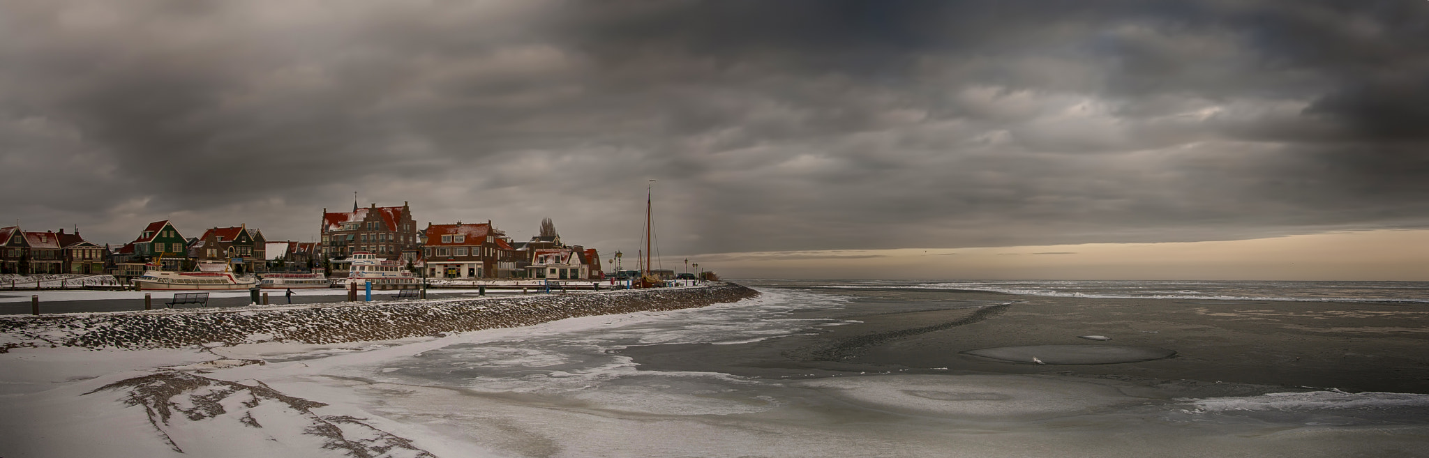 Sigma 18-250mm F3.5-6.3 DC OS HSM sample photo. Volendam and a frozen ijssellake photography