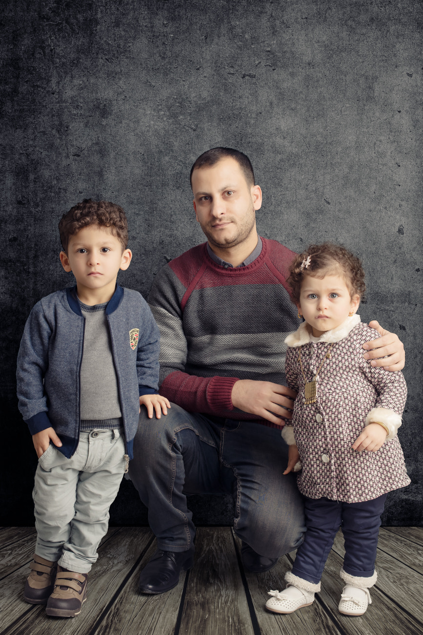Canon EOS 5DS R sample photo. Young dad with his daughter and son inside textured old location photography