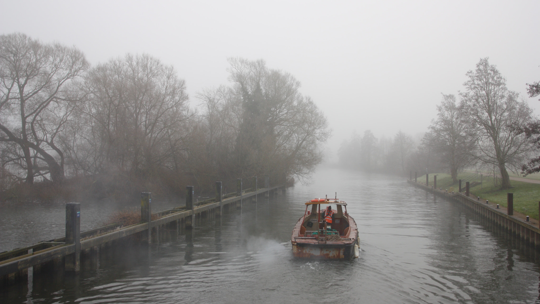 Canon EOS 450D (EOS Rebel XSi / EOS Kiss X2) sample photo. Down river into the fog photography