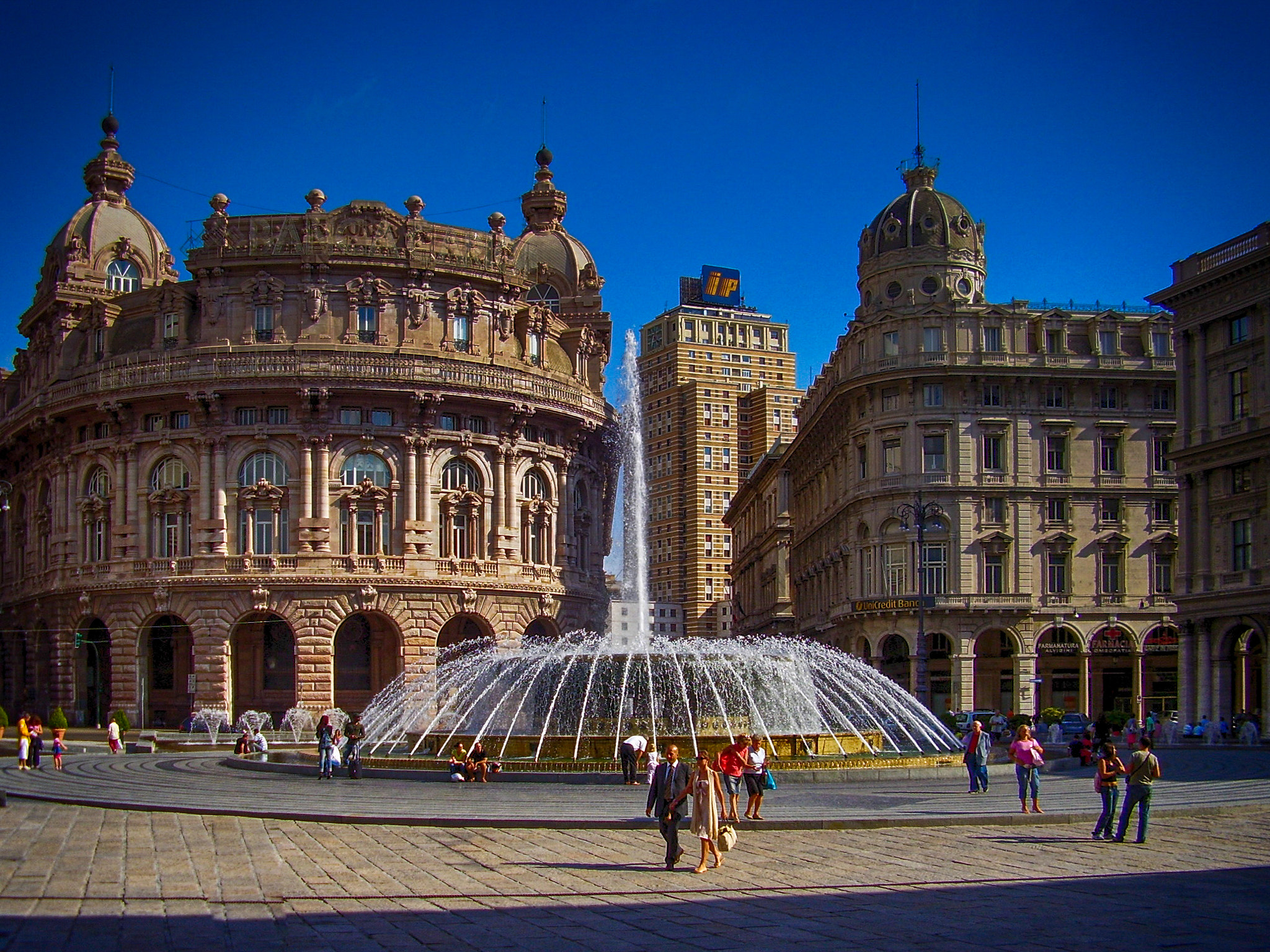 Olympus FE115,X715 sample photo. Genoa: piazza de ferrari photography