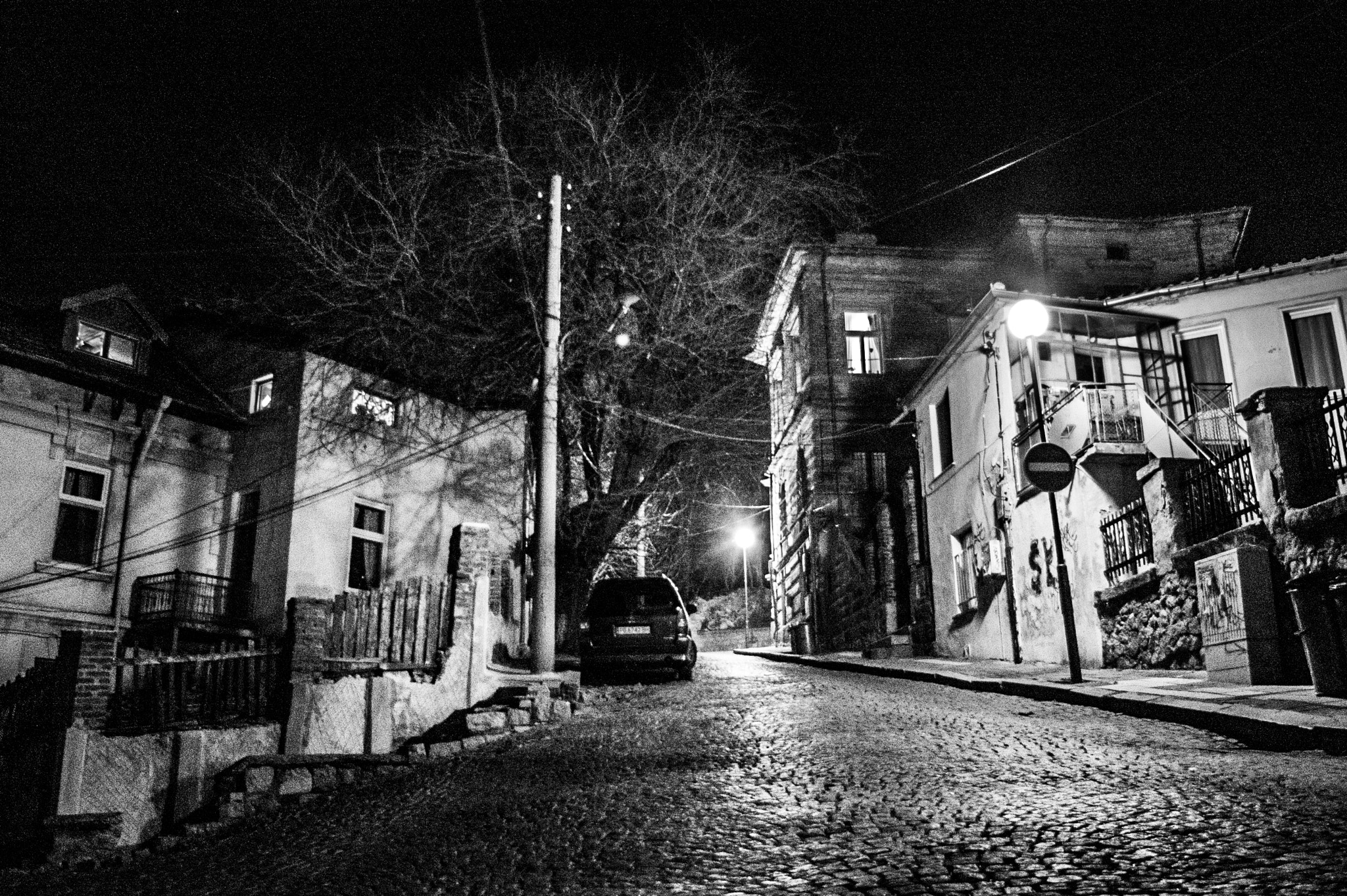 Tamron AF 19-35mm f/3.5-4.5 (A10) sample photo. Пловдив-ски улици / plovdiv streets photography