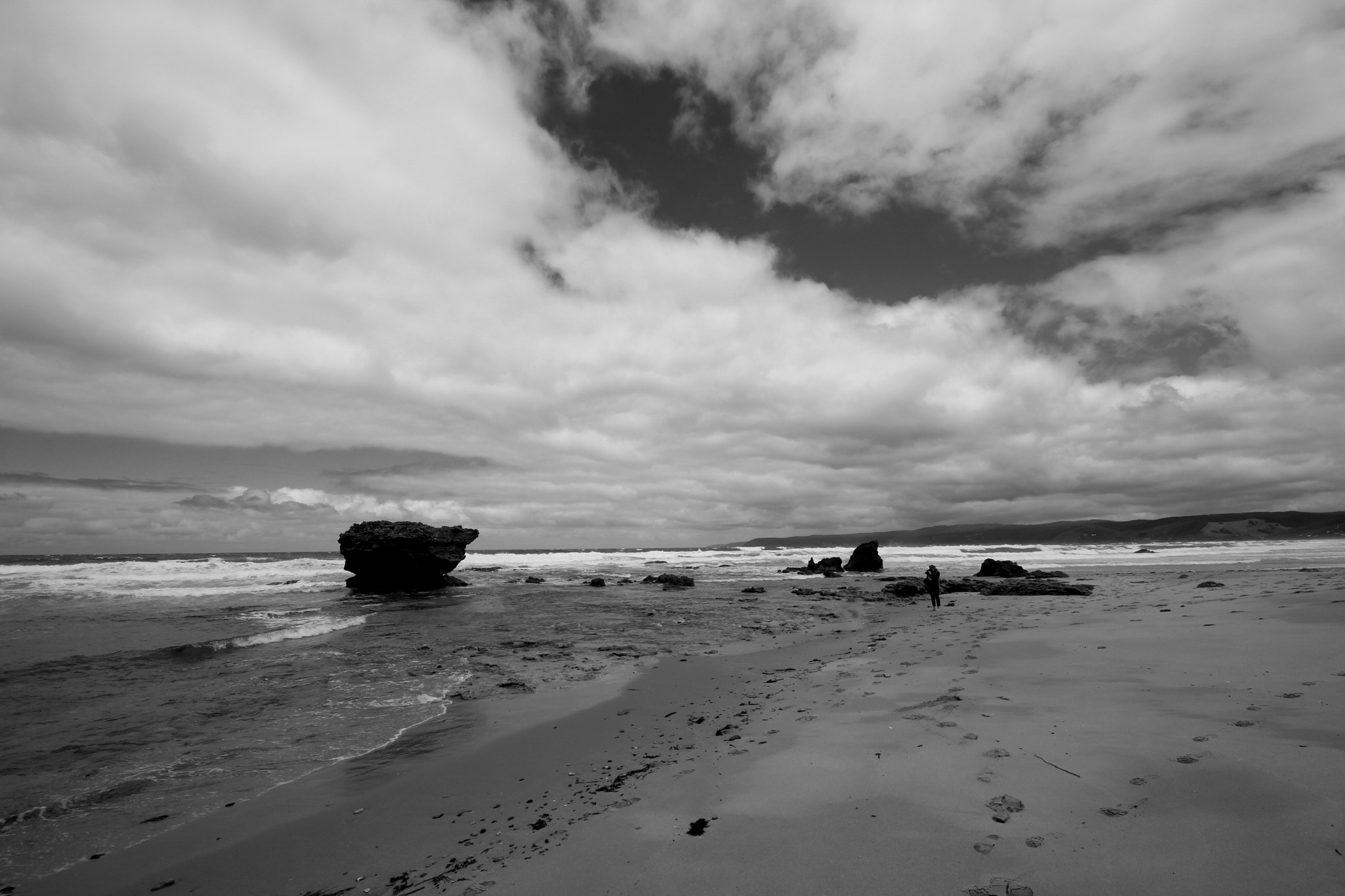 Canon EOS 100D (EOS Rebel SL1 / EOS Kiss X7) + Sigma 10-20mm F4-5.6 EX DC HSM sample photo. Black and white beach photography