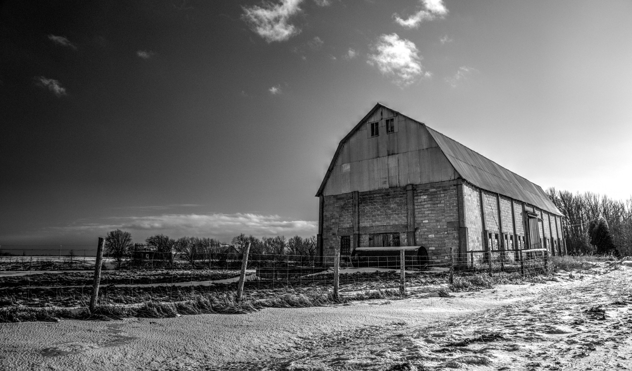 Sony DT 16-105mm F3.5-5.6 sample photo. Winter b&w old barn photography