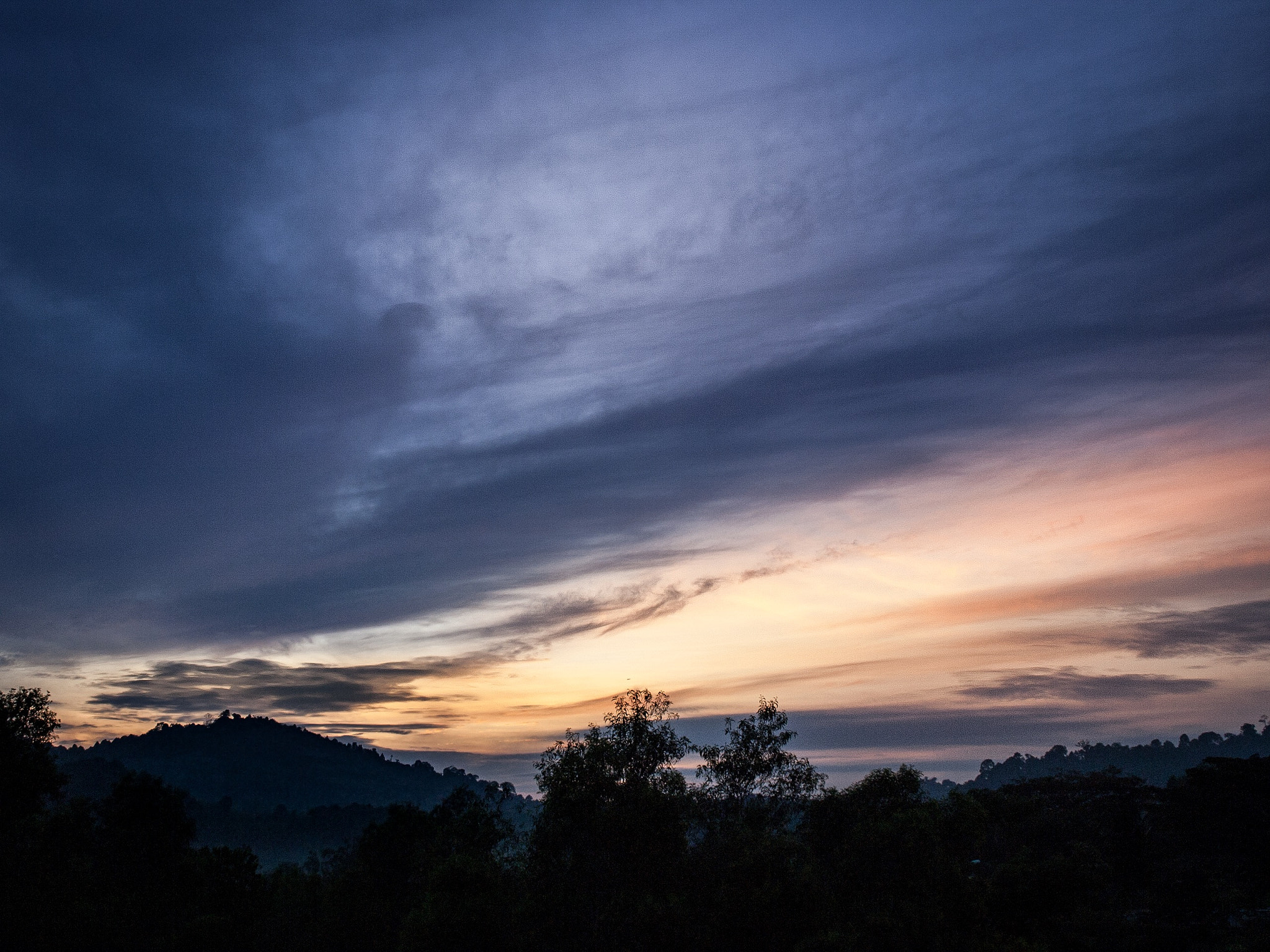 Olympus E-520 (EVOLT E-520) + OLYMPUS 14-42mm Lens sample photo. An unearthly morning. photography