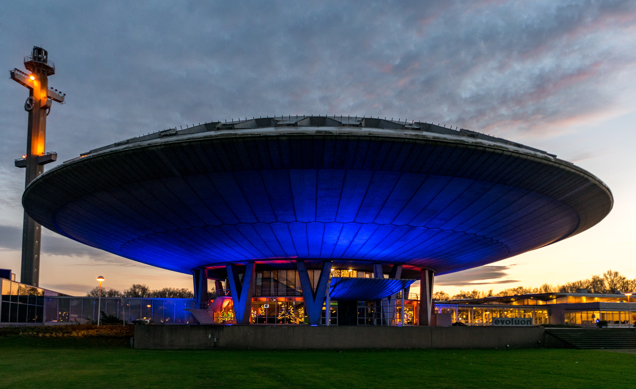 Sigma 8-16mm F4.5-5.6 DC HSM sample photo. Ufo photography