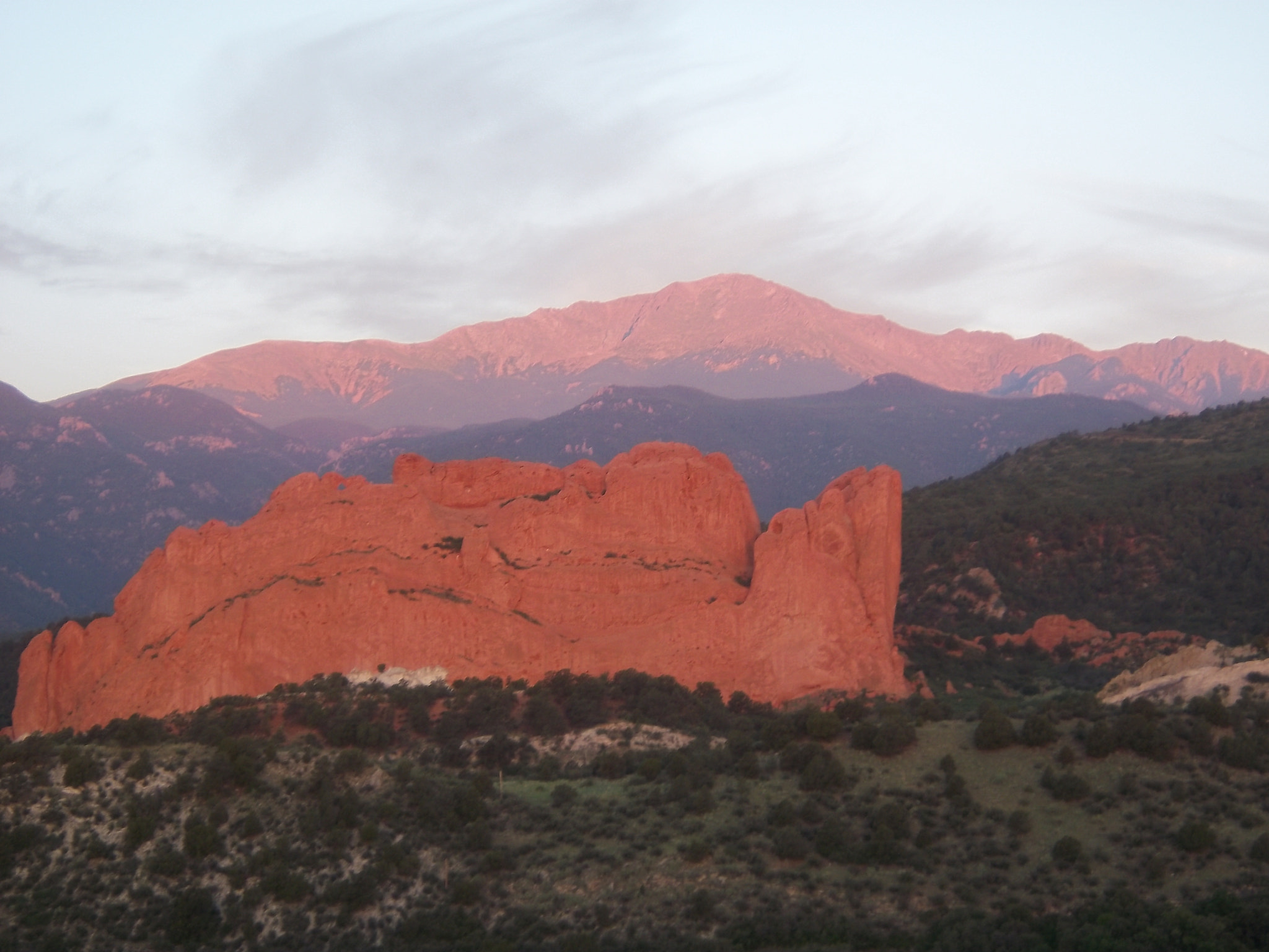 Kodak EasyShare M550 sample photo. Pikes peak with kissing camels photography