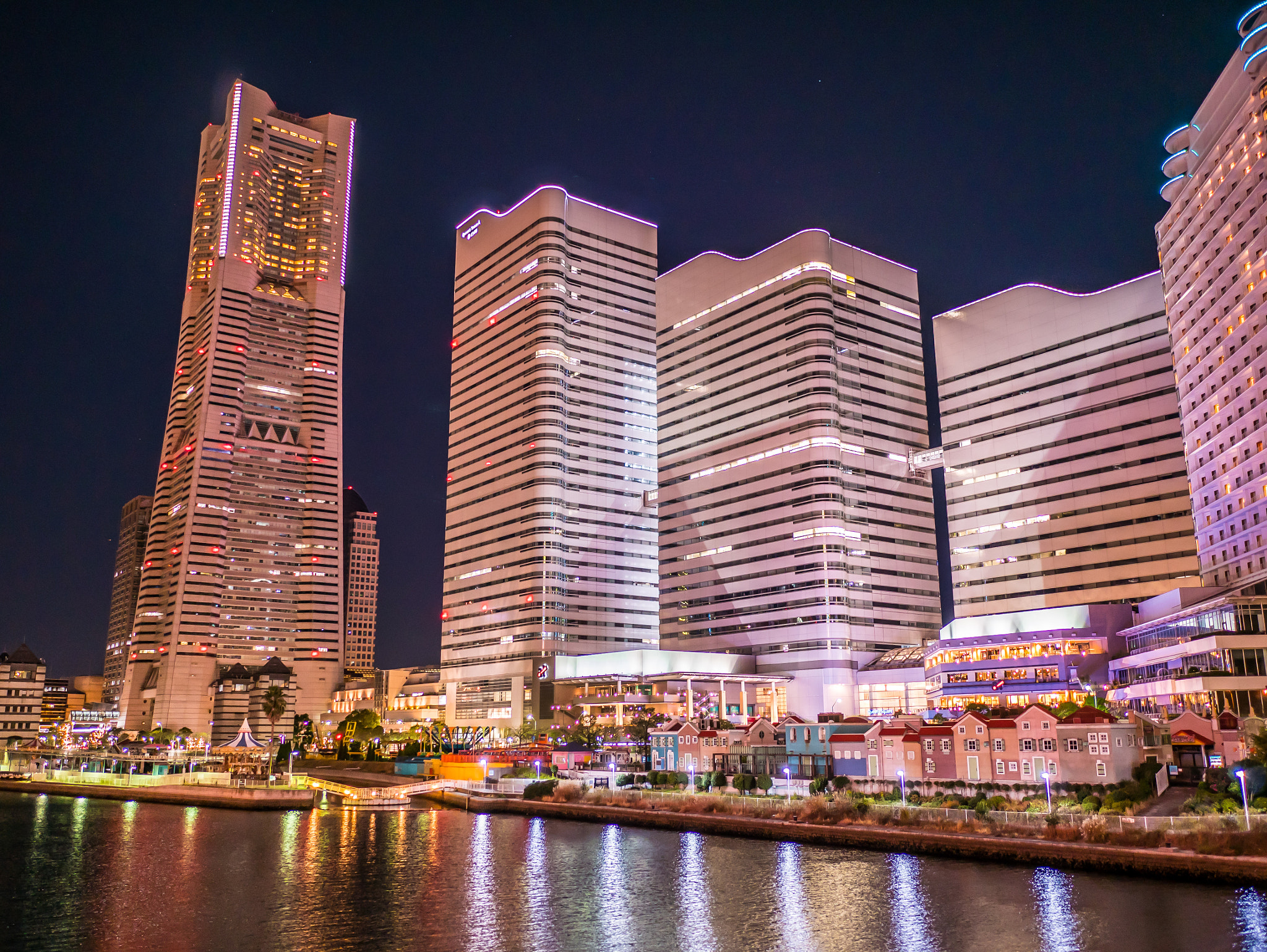 Panasonic Lumix DMC-GX85 (Lumix DMC-GX80 / Lumix DMC-GX7 Mark II) sample photo. Bay front night view photography