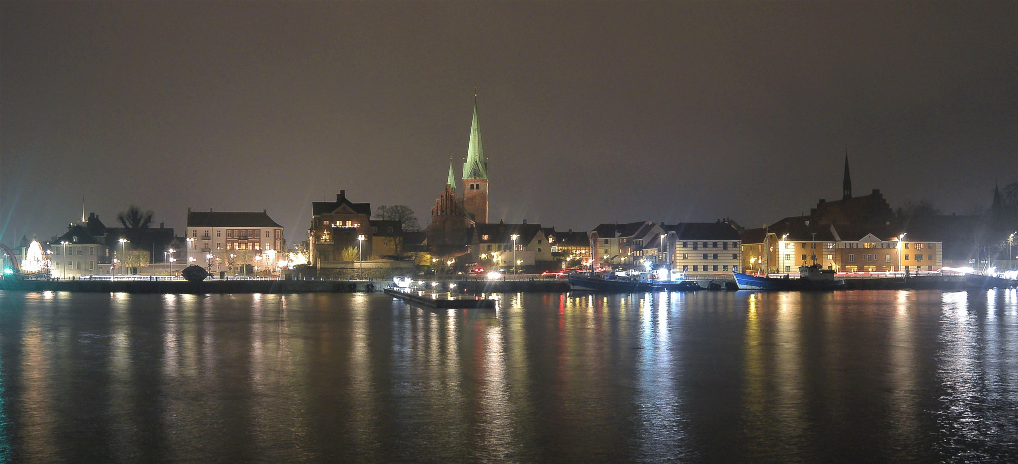 Nikon 1 Nikkor 11-27.5mm F3.5-5.6 sample photo. Harbour at night... photography