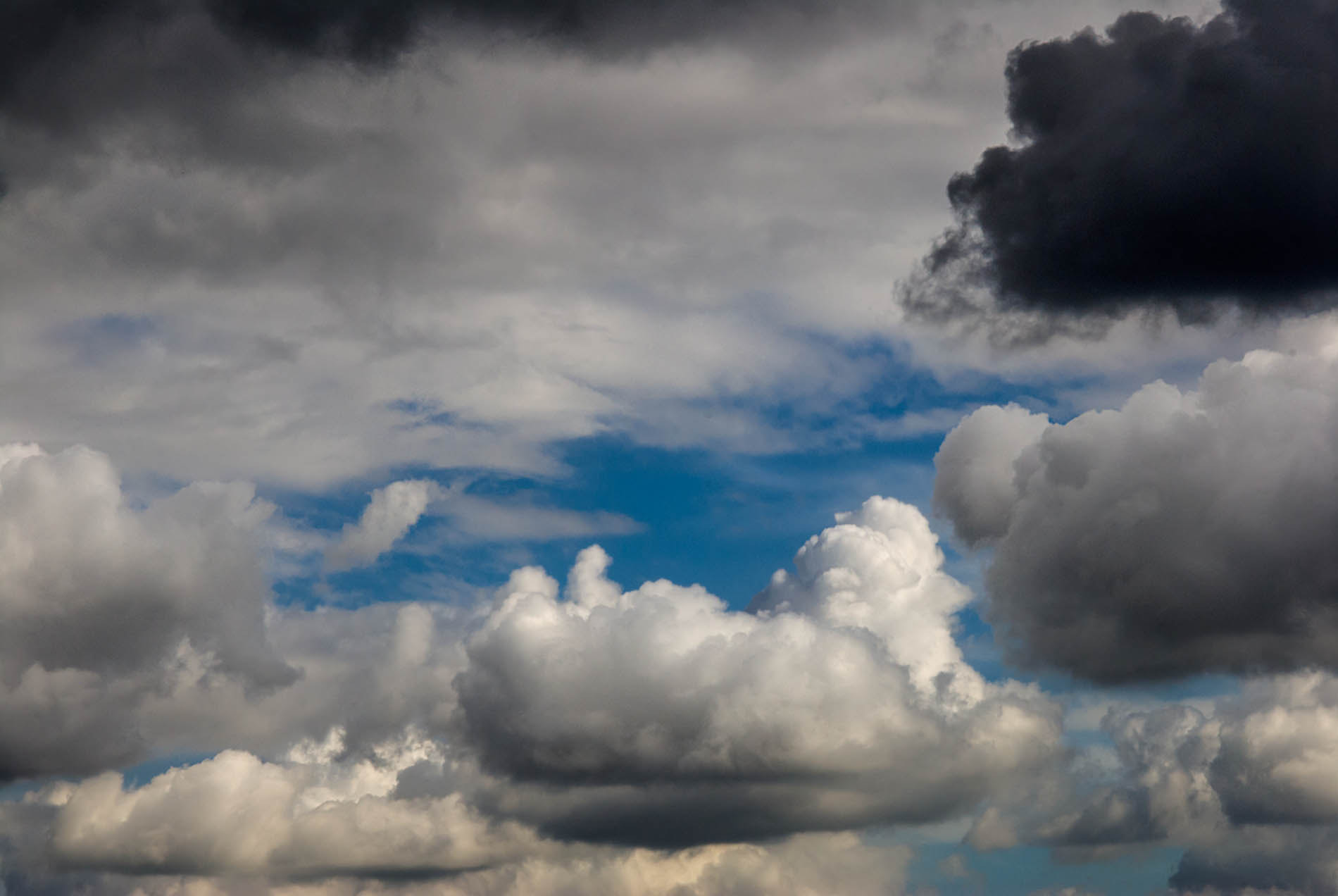 Nikon AF-S Micro-Nikkor 105mm F2.8G IF-ED VR sample photo. Nuages photography