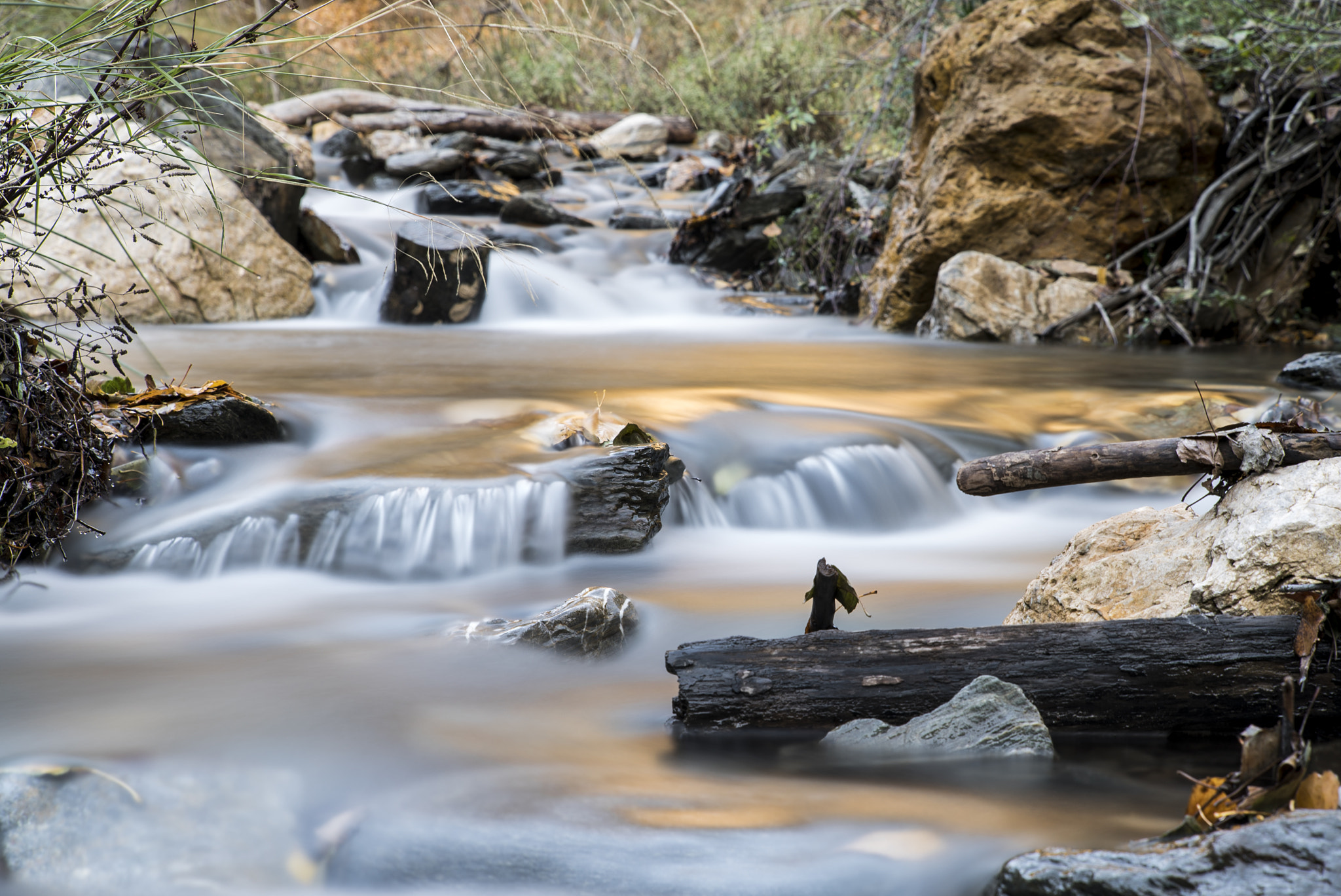 Sony a7S + Sony DT 50mm F1.8 SAM sample photo. El agua corre photography