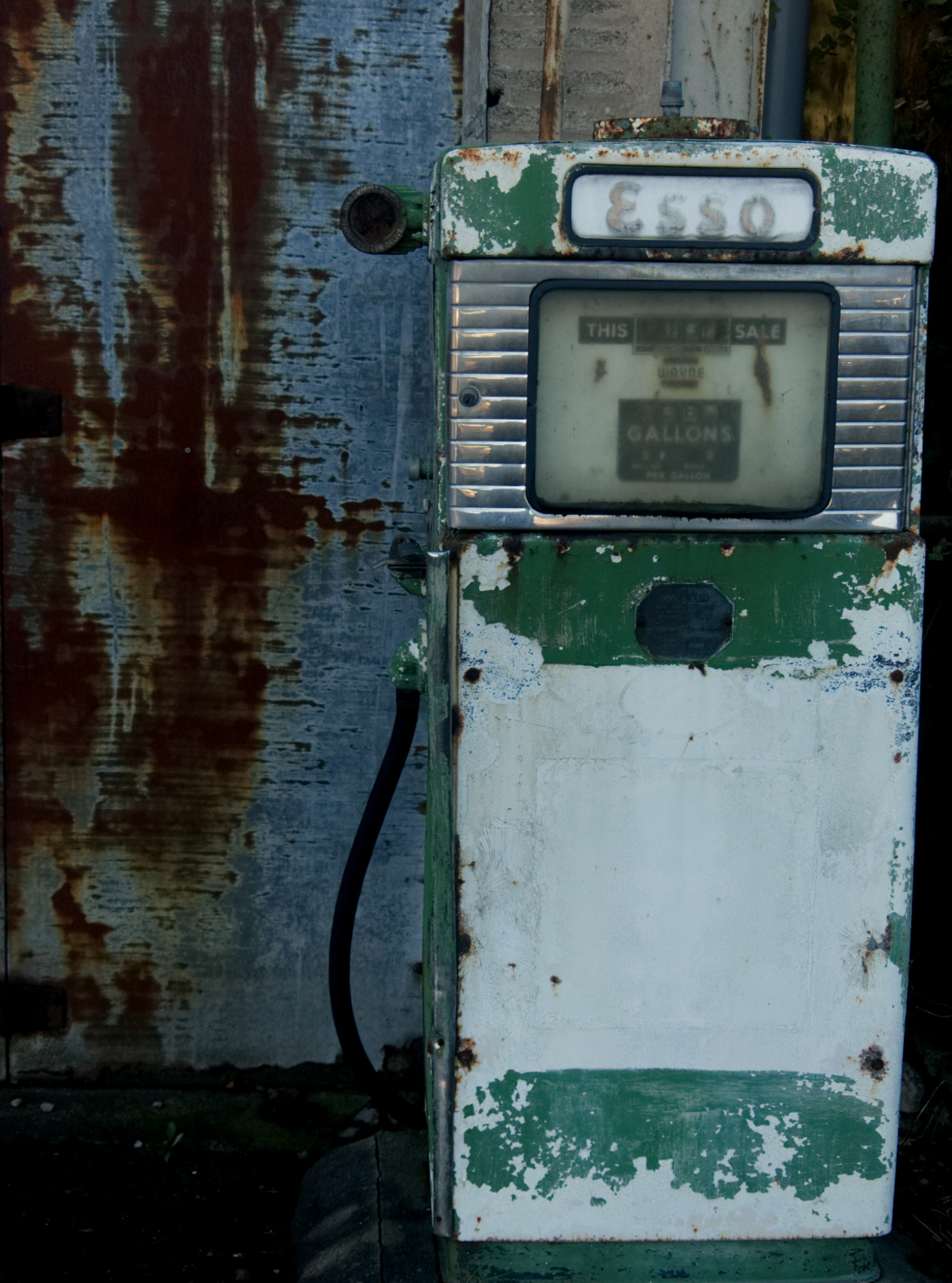 Nikon D40 sample photo. Old petrol pump  photography
