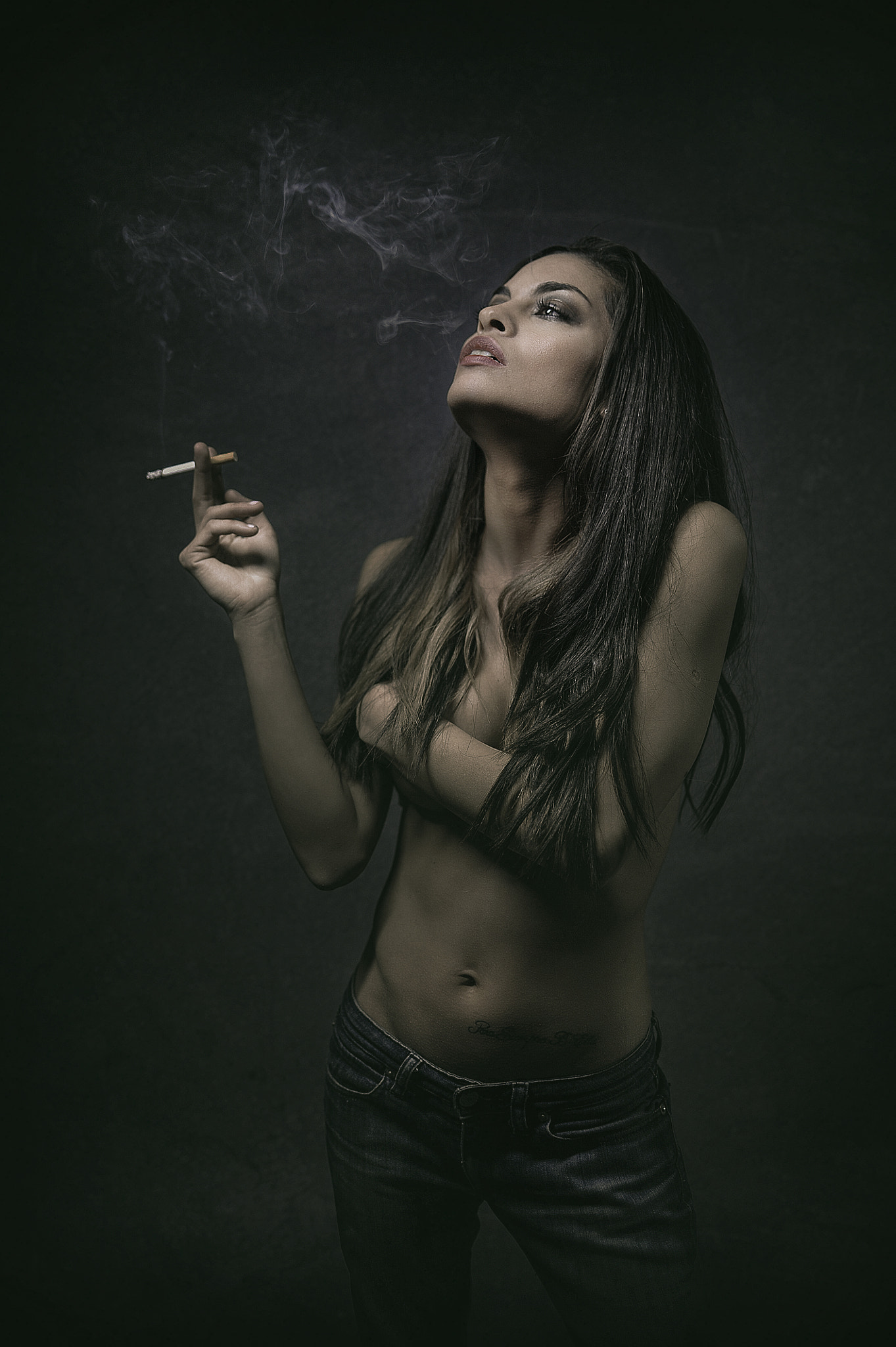 Nikon D700 + Nikon AF-S DX Nikkor 35mm F1.8G sample photo. Guille smoking photography