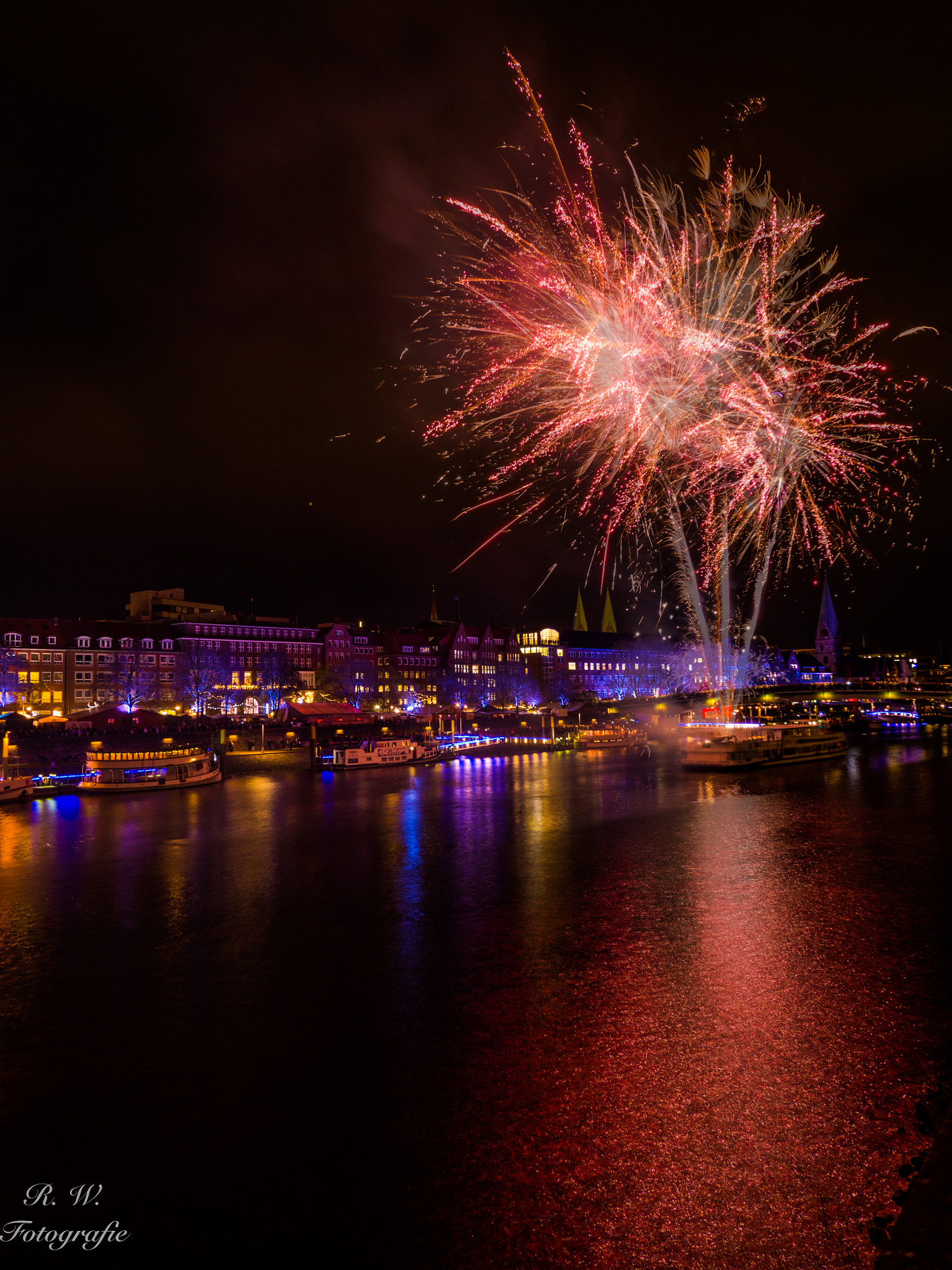 Panasonic Lumix DMC-GH3 + Panasonic Lumix G Vario 7-14mm F4 ASPH sample photo. Happy new year photography