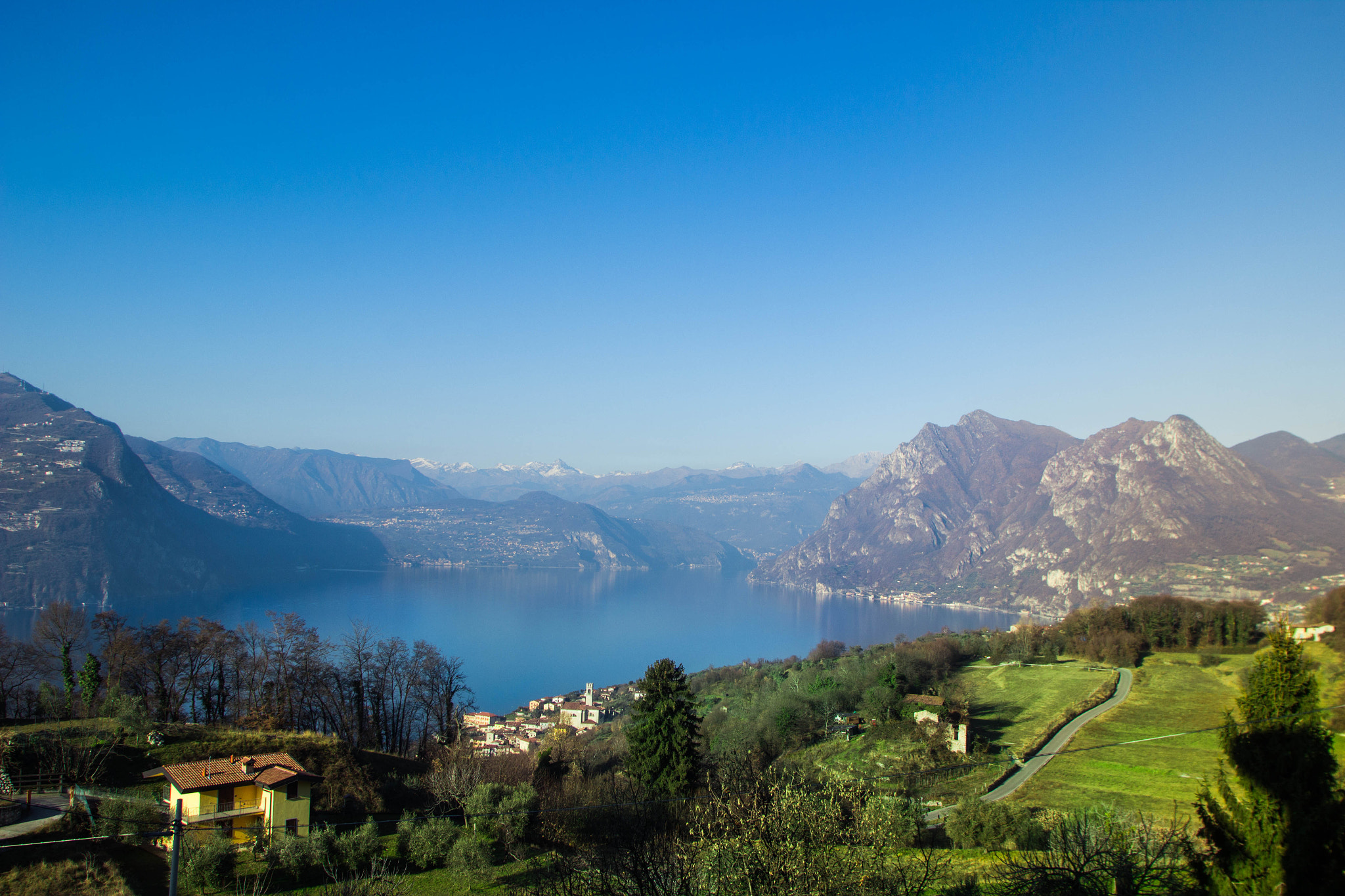 Canon EOS 600D (Rebel EOS T3i / EOS Kiss X5) + Canon EF 17-35mm f/2.8L sample photo. Iseo lake photography