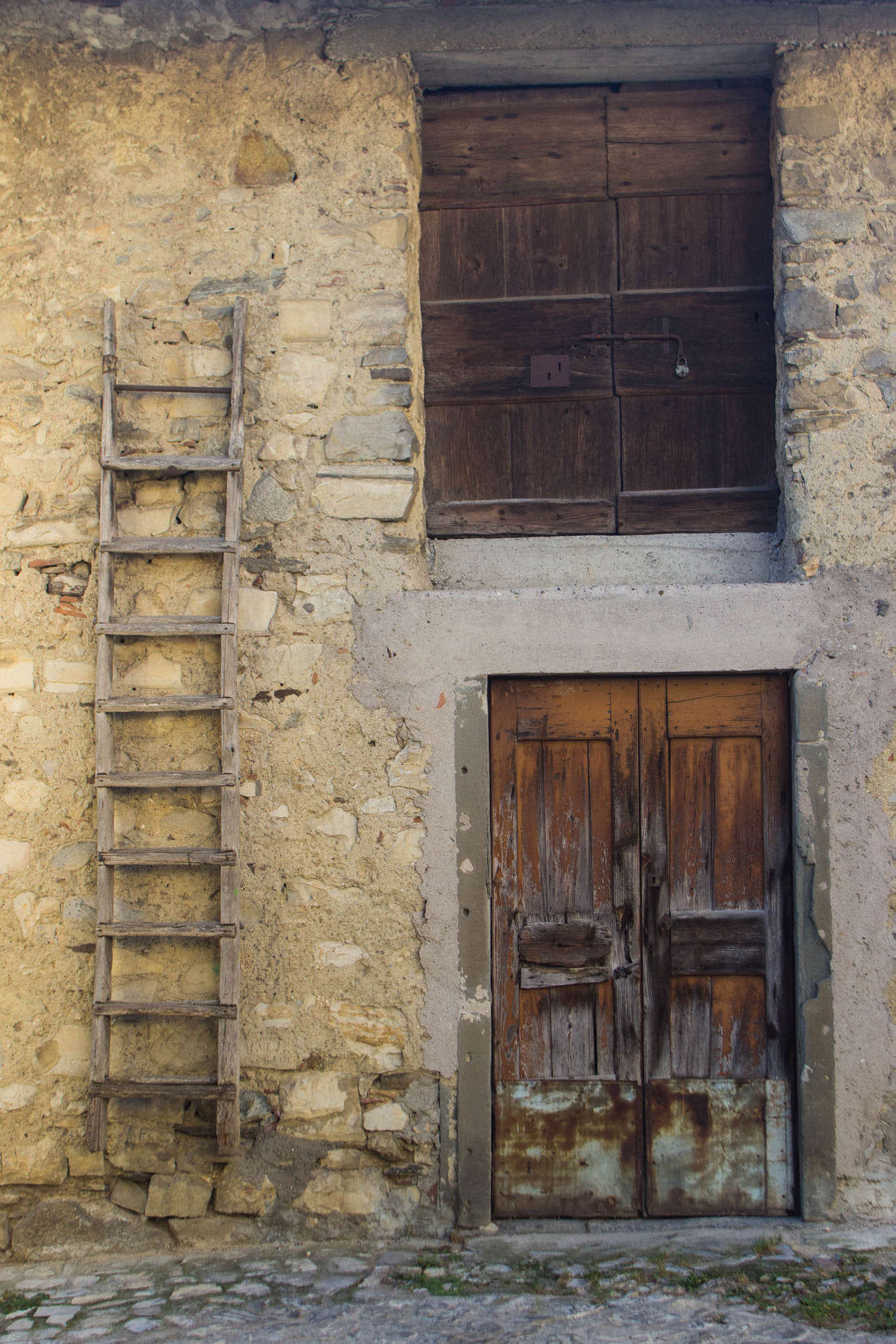 Canon EF 17-35mm f/2.8L sample photo. Medieval window photography