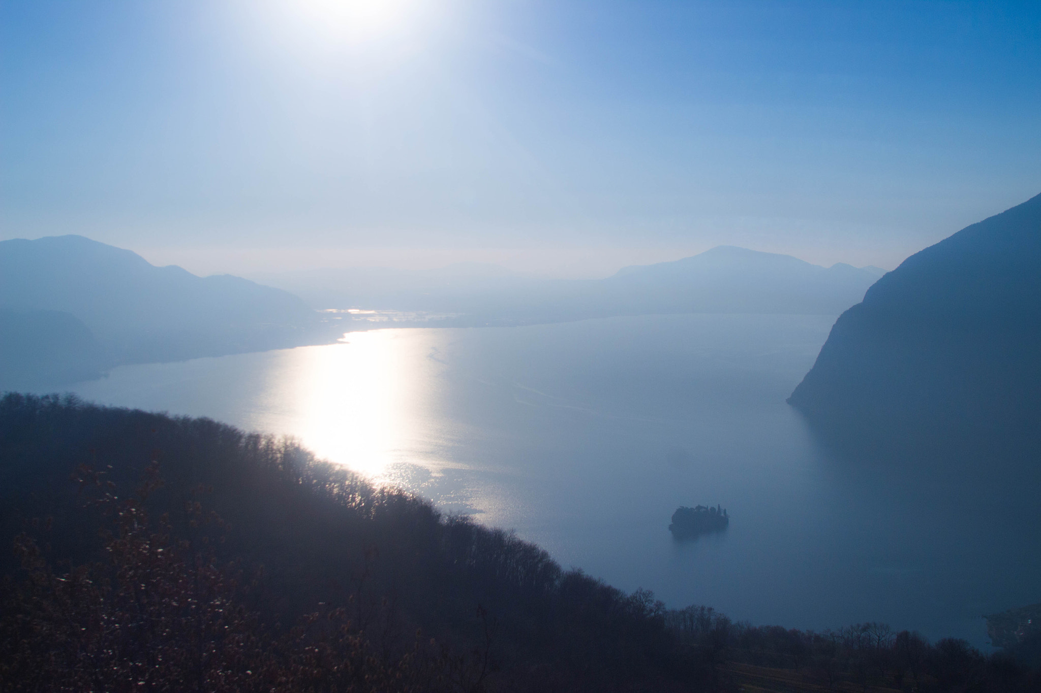 Canon EOS 600D (Rebel EOS T3i / EOS Kiss X5) + Canon EF 17-35mm f/2.8L sample photo. Blue iseo lake and sun photography