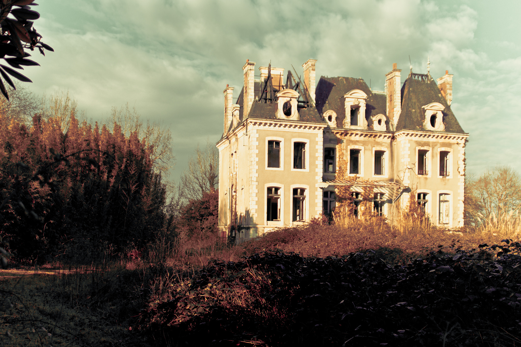 Canon EOS 100D (EOS Rebel SL1 / EOS Kiss X7) sample photo. Lost mansion made in naoned photography
