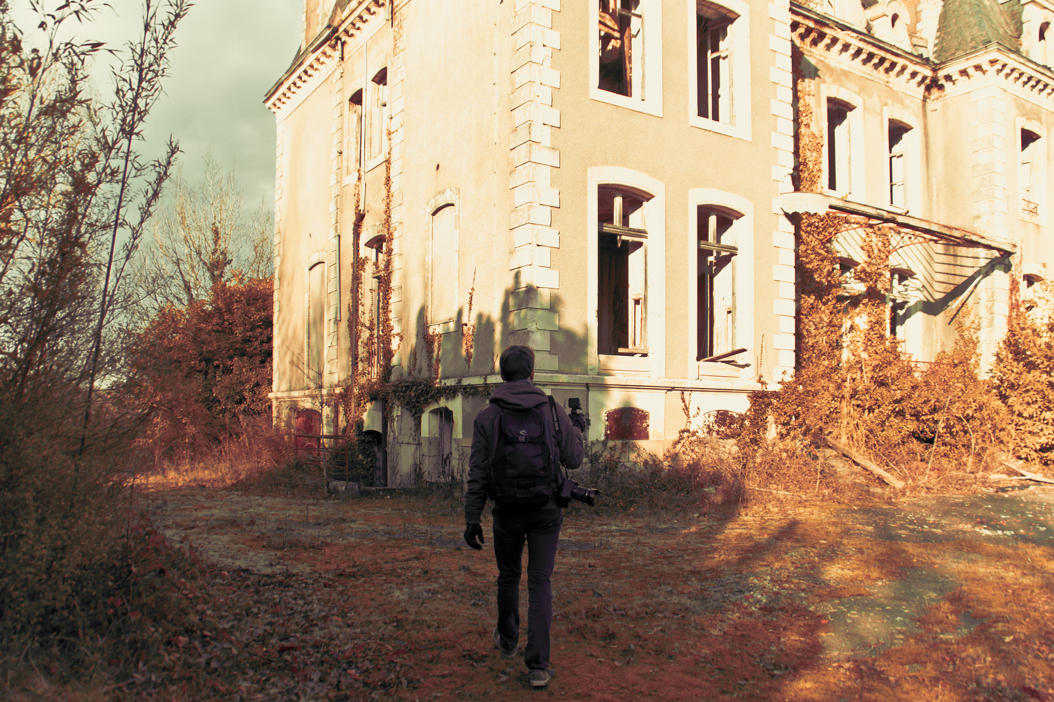 Canon EOS 100D (EOS Rebel SL1 / EOS Kiss X7) sample photo. Arrival to the forgotten mansion, urbex exploratio photography