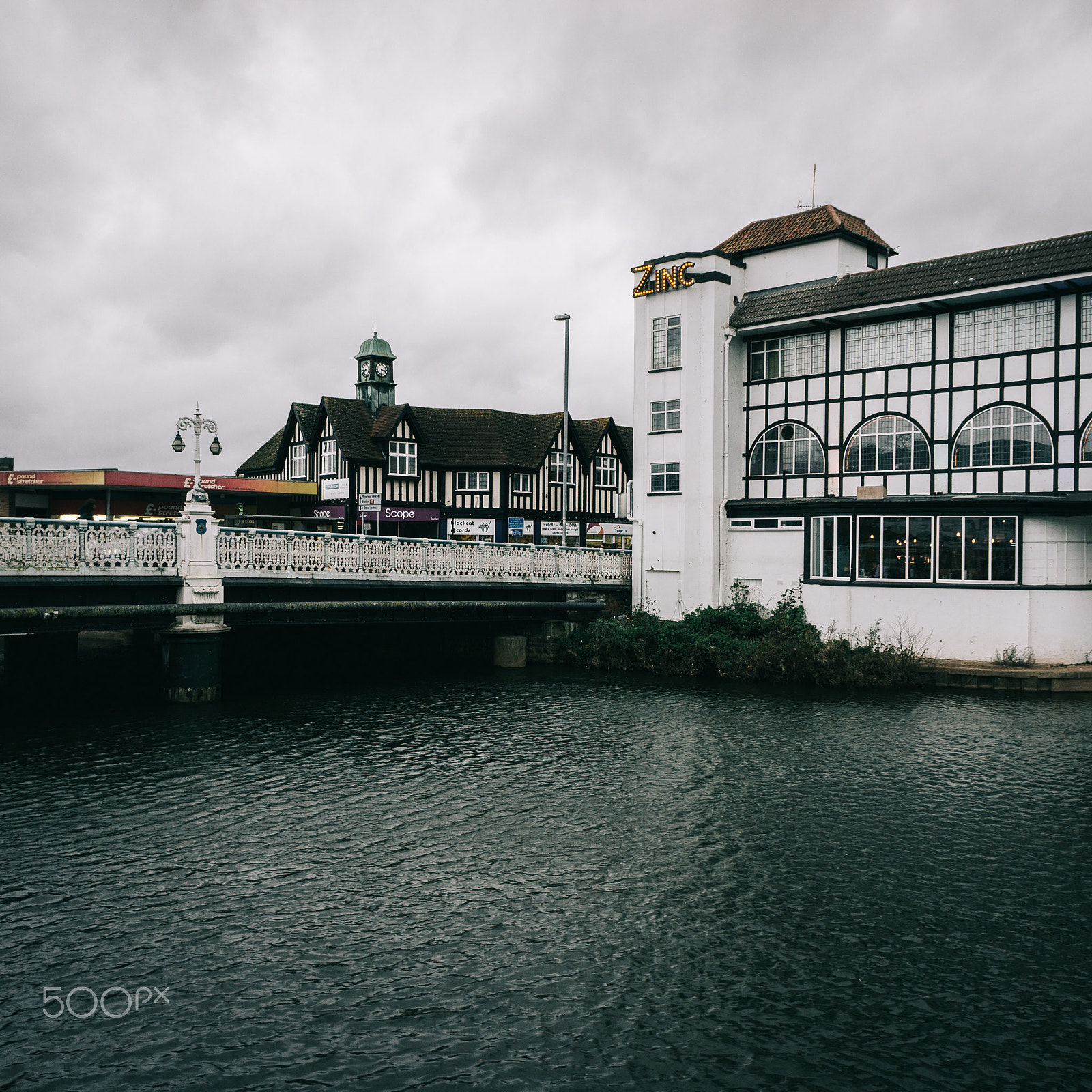 Sony Alpha NEX-5 + Sony E 16mm F2.8 sample photo. A gloomy christmas eve photography