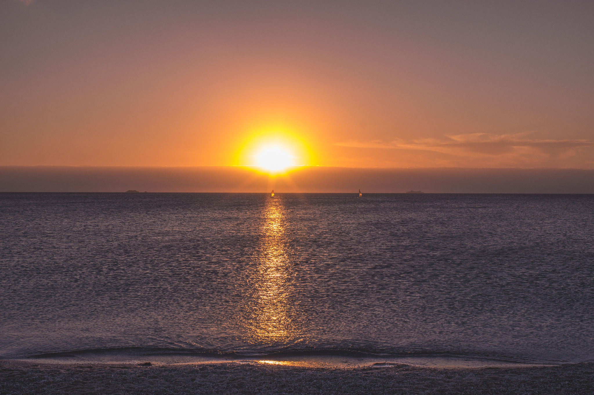Canon EOS 100D (EOS Rebel SL1 / EOS Kiss X7) + Canon EF 35mm F2 IS USM sample photo. Sunset fun board photography