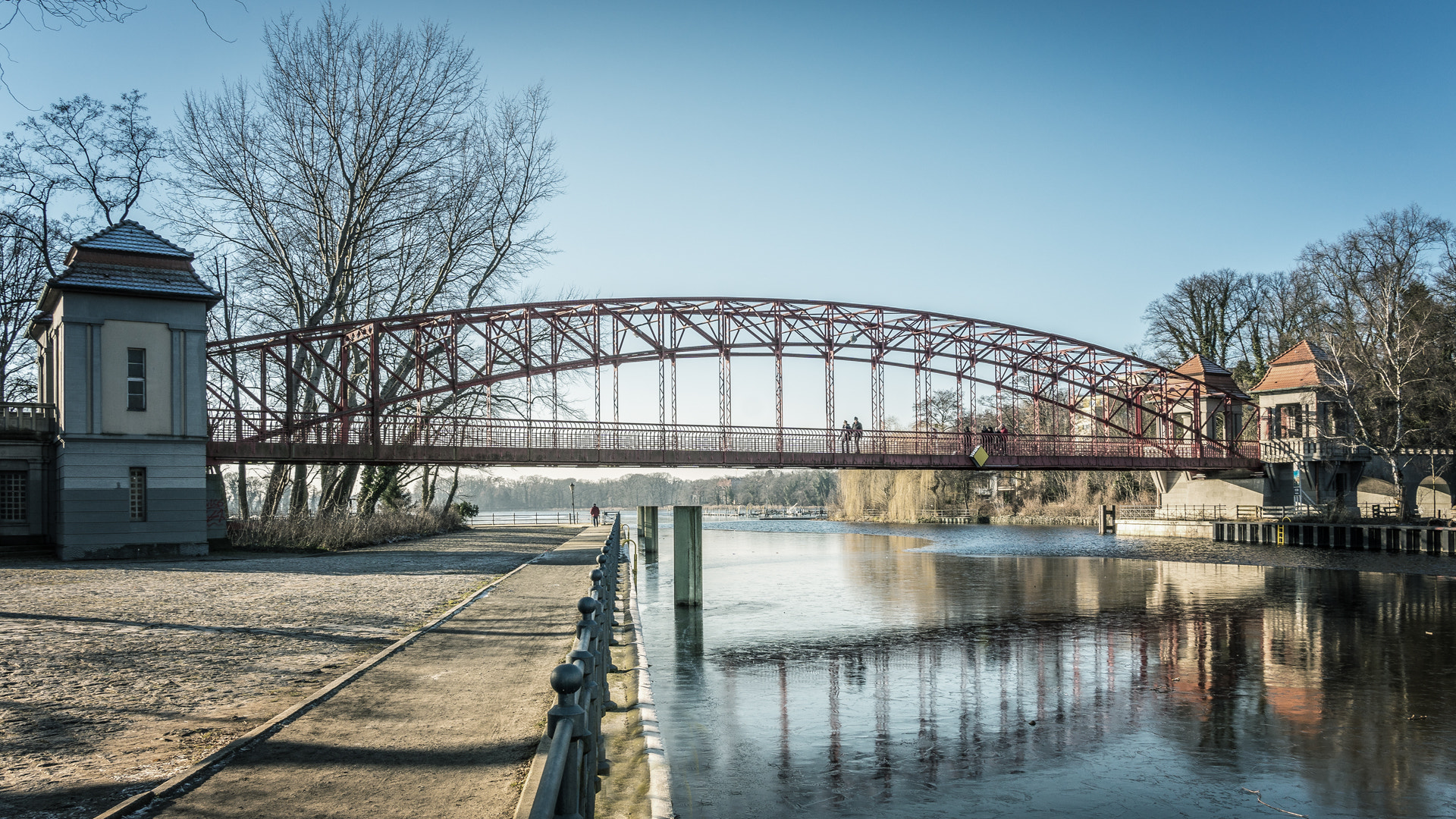 Sony a6300 + Sigma 19mm F2.8 EX DN sample photo. Bridge photography
