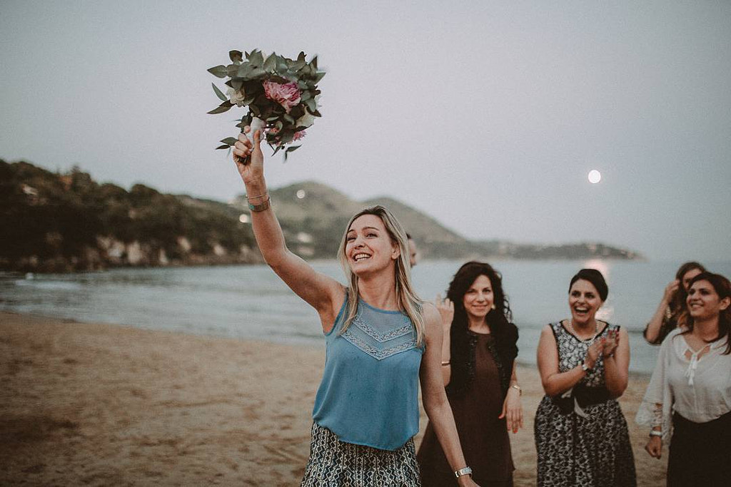 After the bouquet toss ! #weddingphotographer #weddinginitaly #mediterraneanphotography #vsco... by Sandro Di Vona on 500px.com