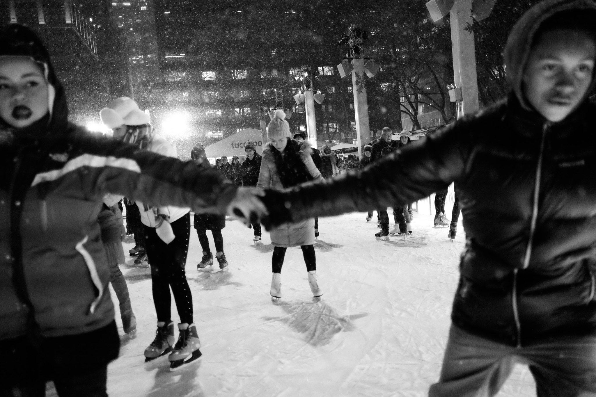 Fujifilm X-E2S + Fujifilm XF 23mm F2 R WR sample photo. "winter village at bryant park." photography