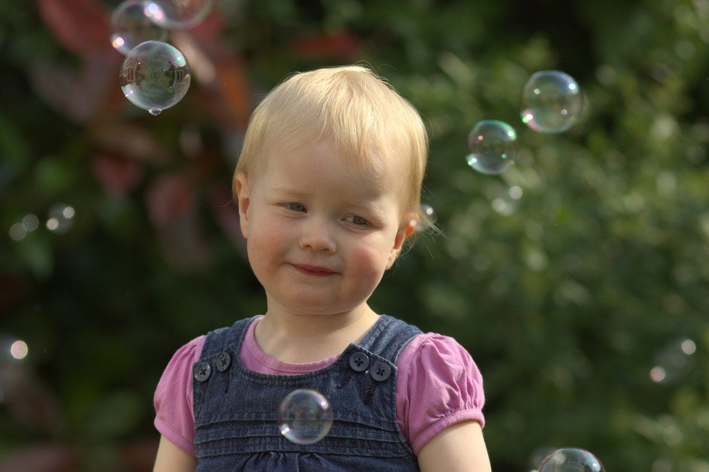 Canon EOS 550D (EOS Rebel T2i / EOS Kiss X4) + Canon EF 300mm F4L IS USM sample photo. Girl with bubbles photography