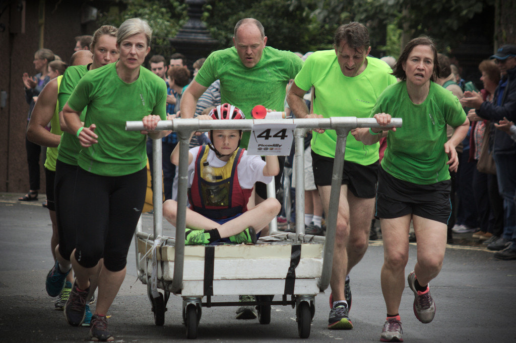 Canon EOS 550D (EOS Rebel T2i / EOS Kiss X4) sample photo. Knaresborough bed race uphill climb photography
