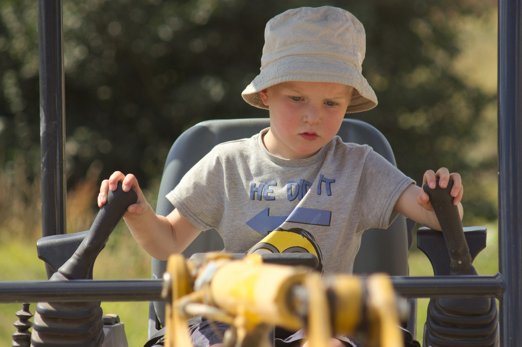Canon EOS 550D (EOS Rebel T2i / EOS Kiss X4) sample photo. Boy operating a digger photography