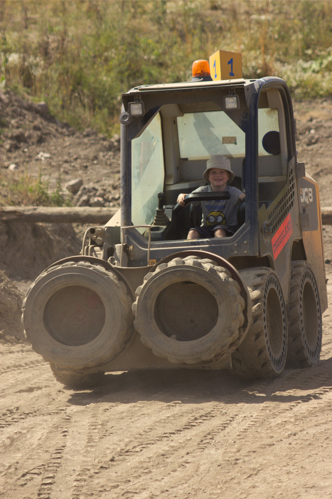 Canon EOS 550D (EOS Rebel T2i / EOS Kiss X4) + Canon EF 55-200mm F4.5-5.6 II USM sample photo. Boy driving a jcb at diggerland photography